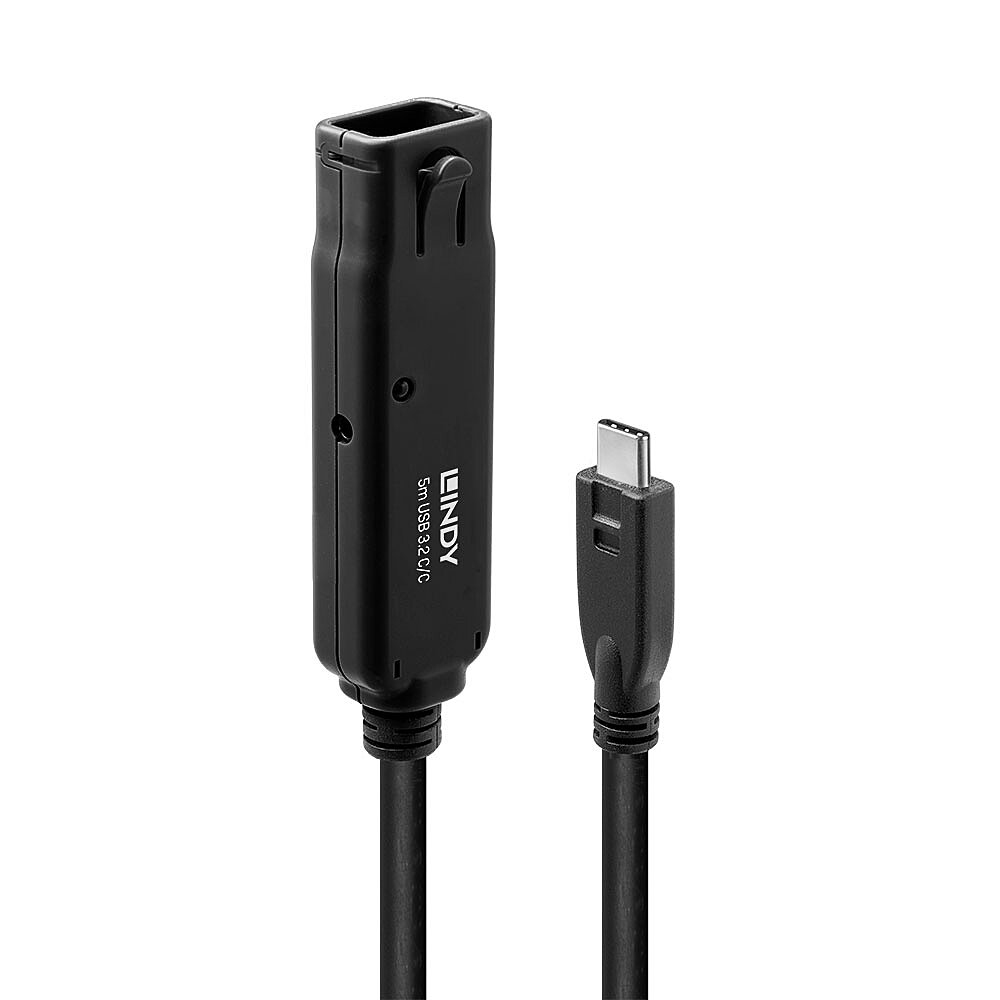 Schwarzes USB-C-Kabel. Stecker und Kabel mit weißem Hintergrund.