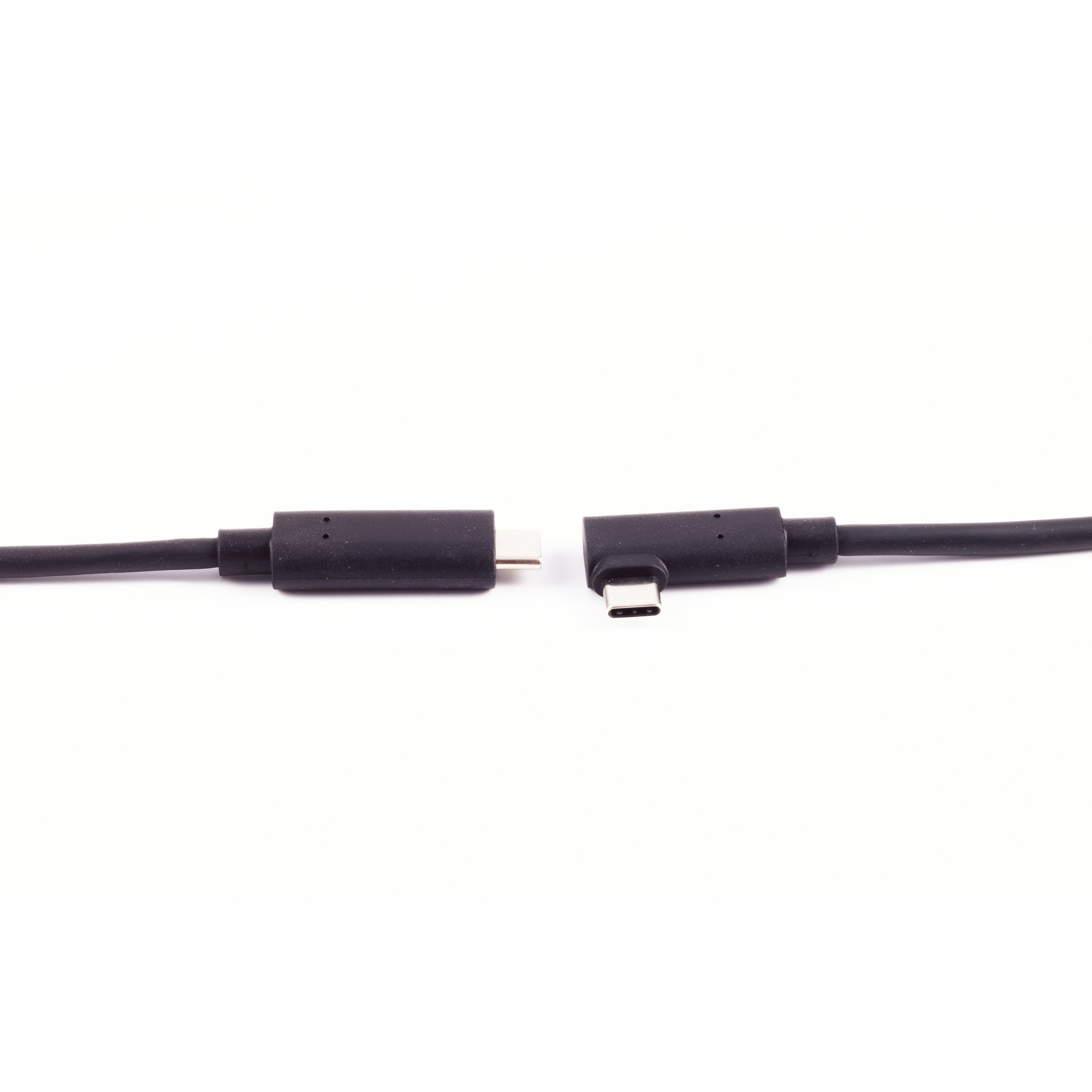 Due connettori USB-C neri, separati su sfondo bianco.