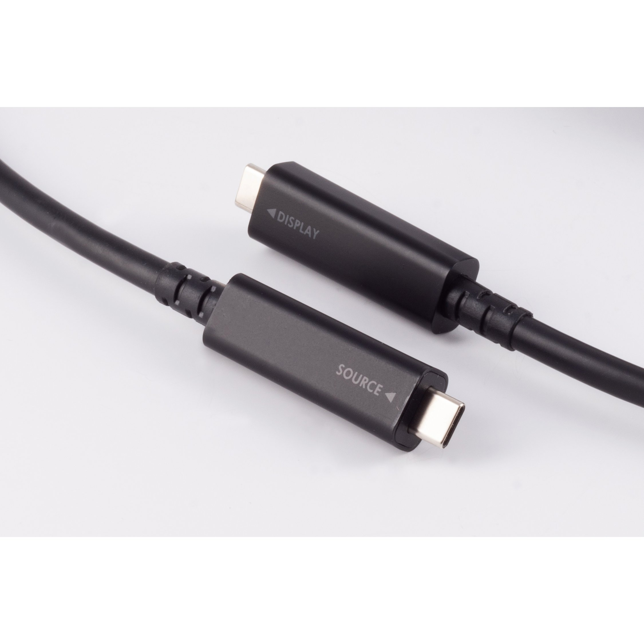 Due connettori USB-C neri, etichettati Display e Source, su sfondo bianco. I cavi sono neri.