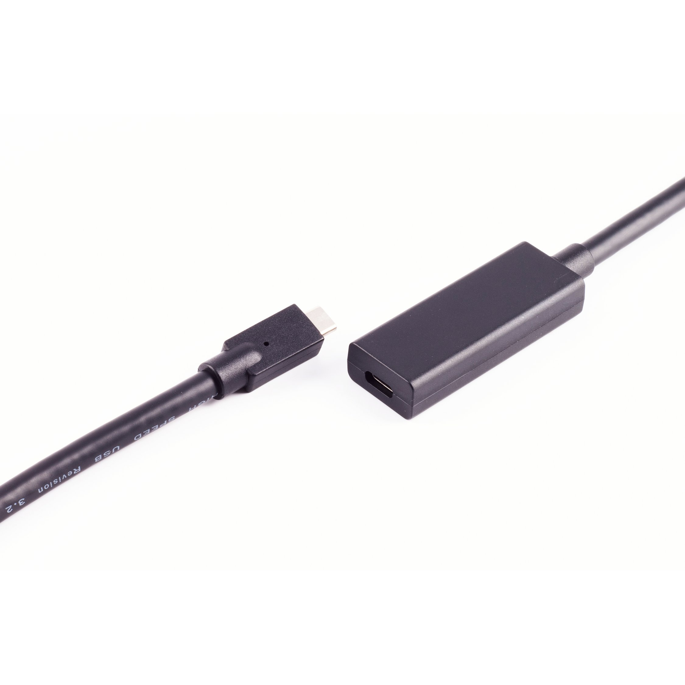 Cavo USB-C nero con un connettore e un adattatore, su sfondo bianco.