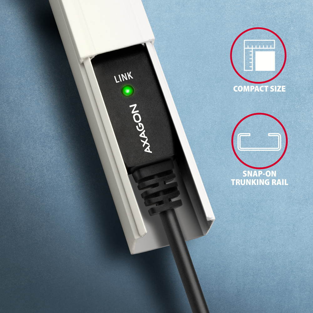 Zwarte Axagon USB-kabel met groen en rood licht, in een witte behuizing.