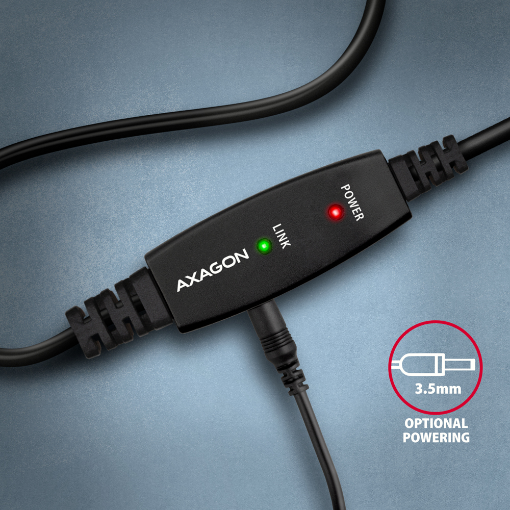 Close-up van een zwarte adapter met een USB-A-connector en een 3,5 mm-poort, met stroom- en linklampjes.