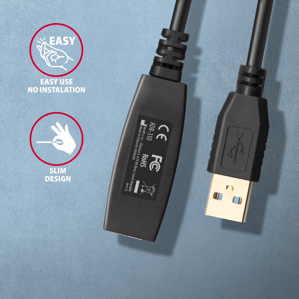 Primo piano di un cavo USB nero con un connettore USB-A, con dettagli del prodotto e loghi. Mostra una facile installazione.