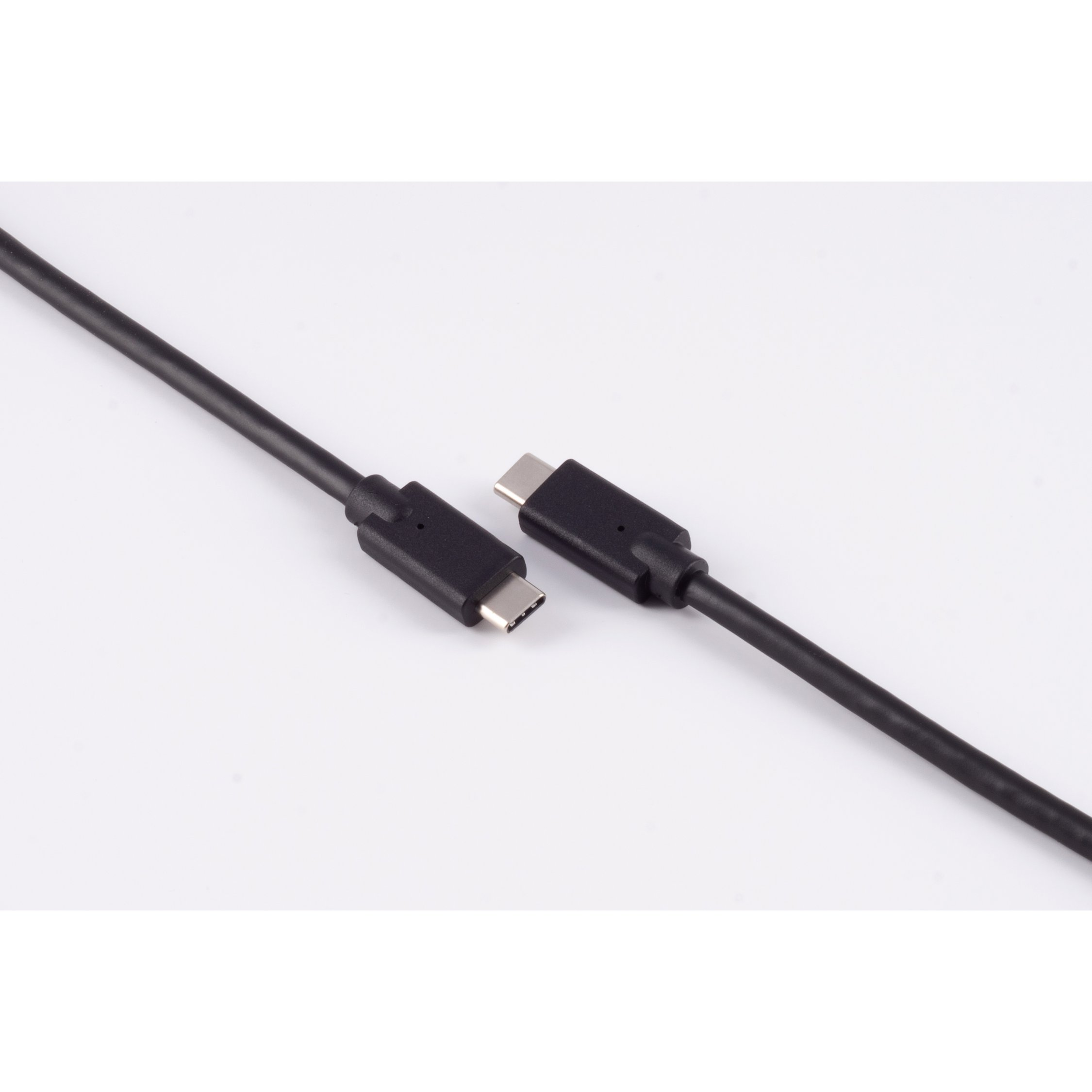 Cavi USB-C neri su sfondo bianco. I connettori sono rivolti l'uno verso l'altro.