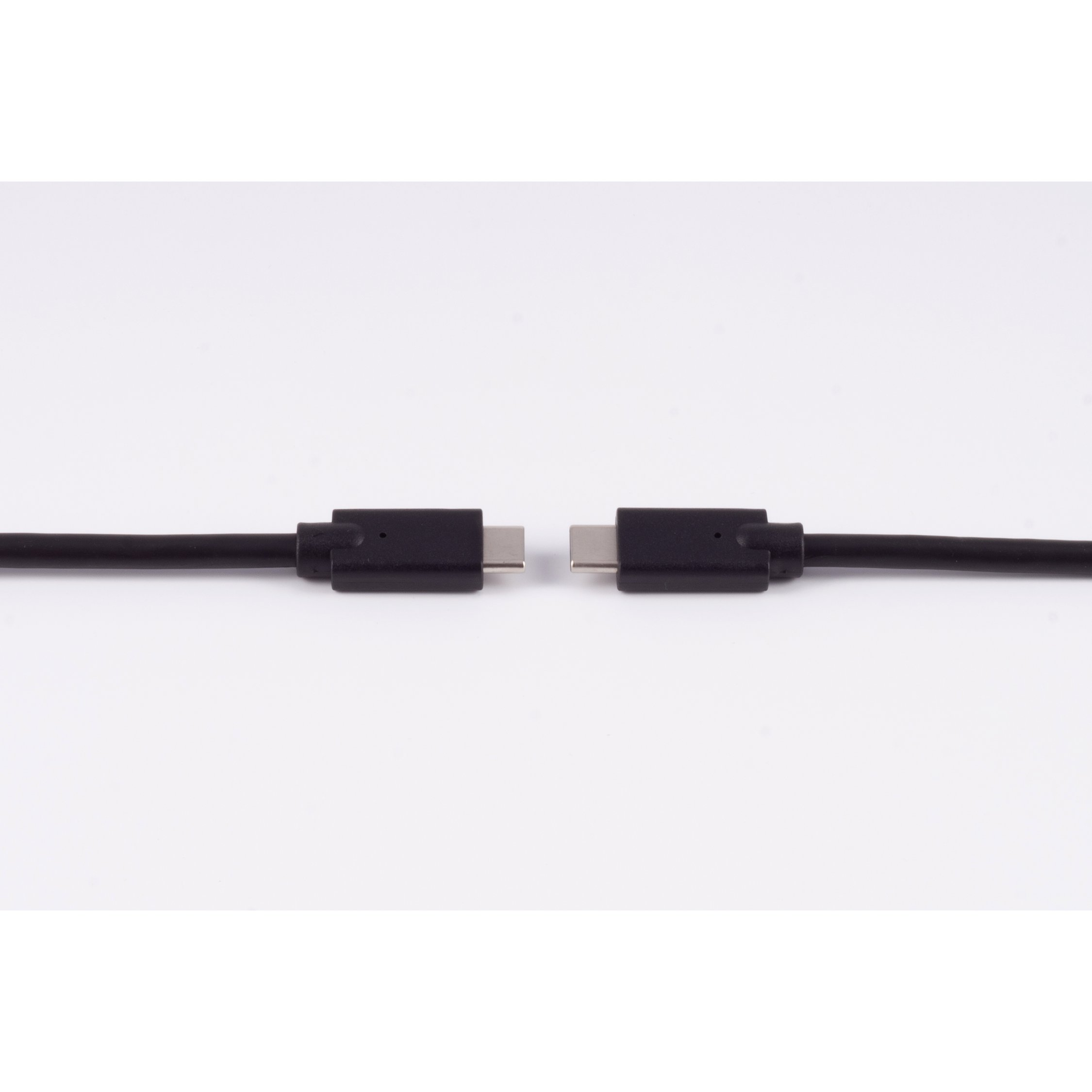 Due connettori USB-C neri, uno a ciascuna estremità di un cavo, su sfondo bianco.