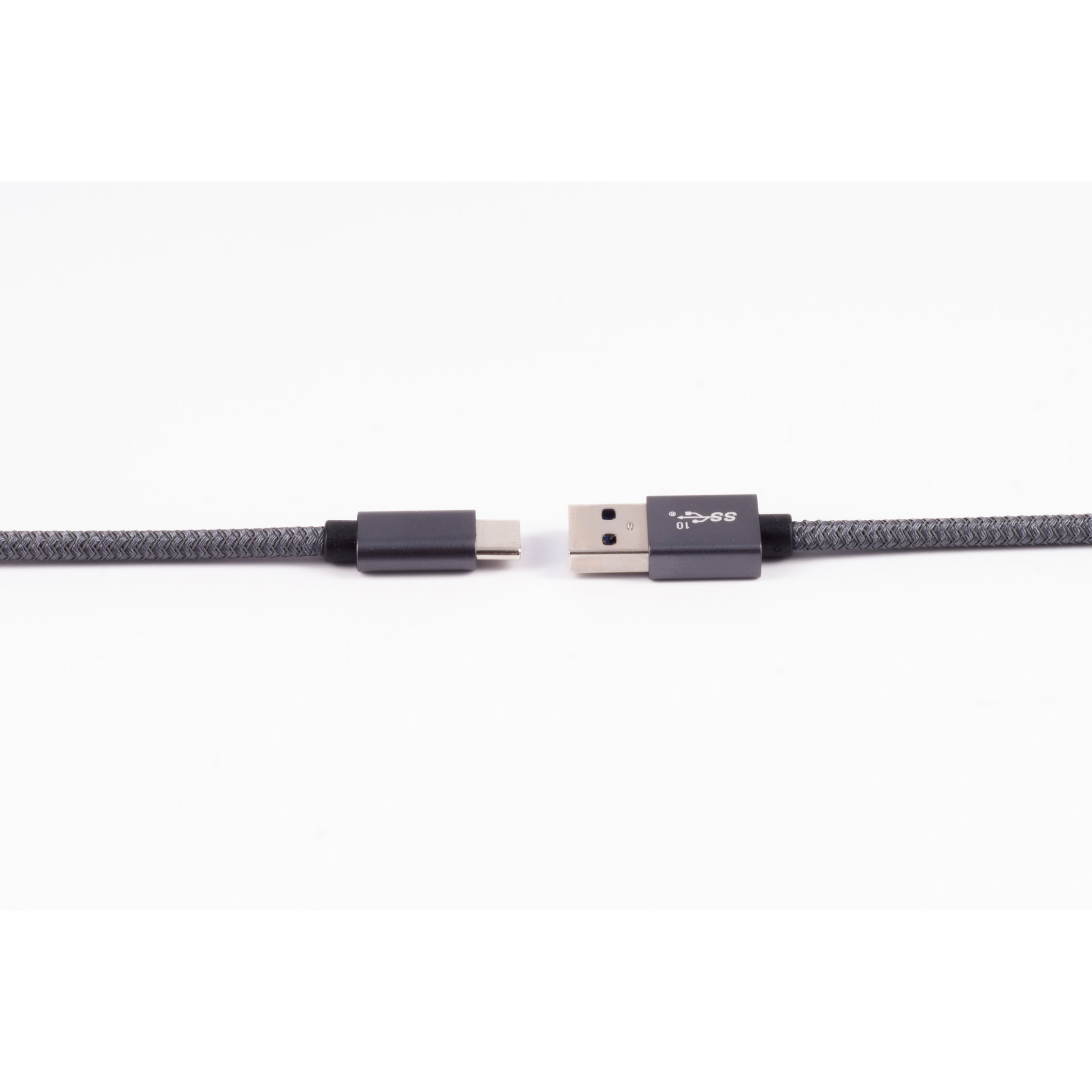 Primo piano di due connettori USB-C. Uno è collegato a un cavo. Sfondo bianco.