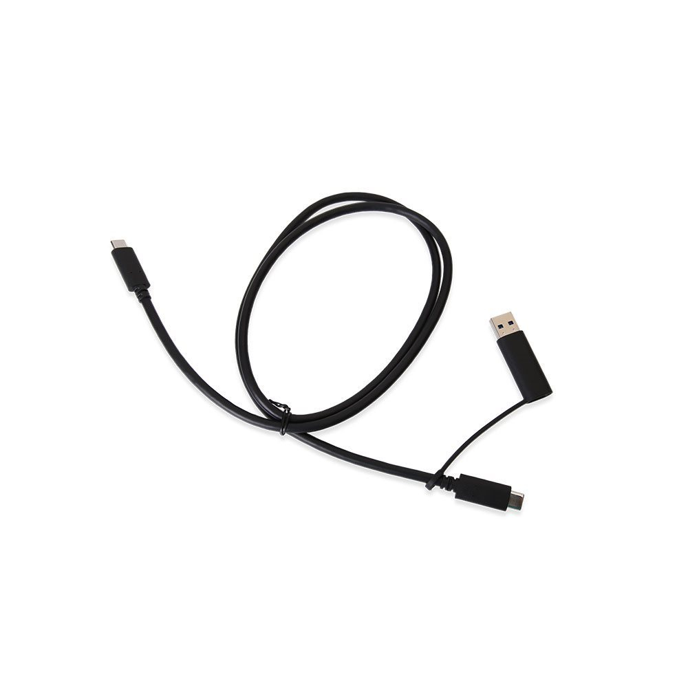 Un cavo USB nero con connettori USB-C e USB-A, su sfondo bianco.