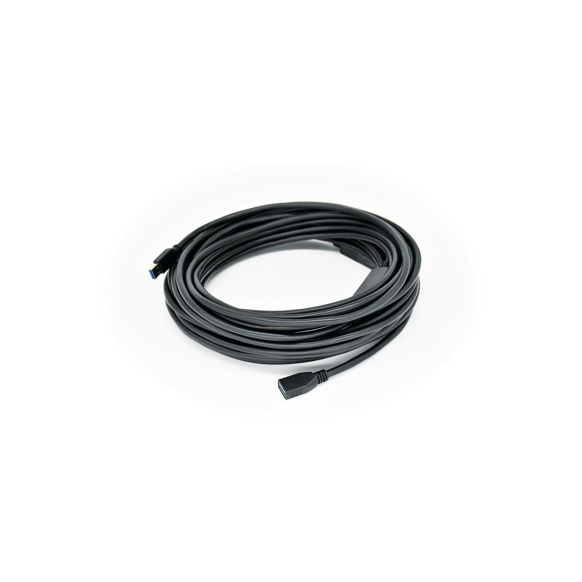 Czarny kabel USB zwinięty na białej powierzchni. Jeden koniec ma wtyk USB-A.