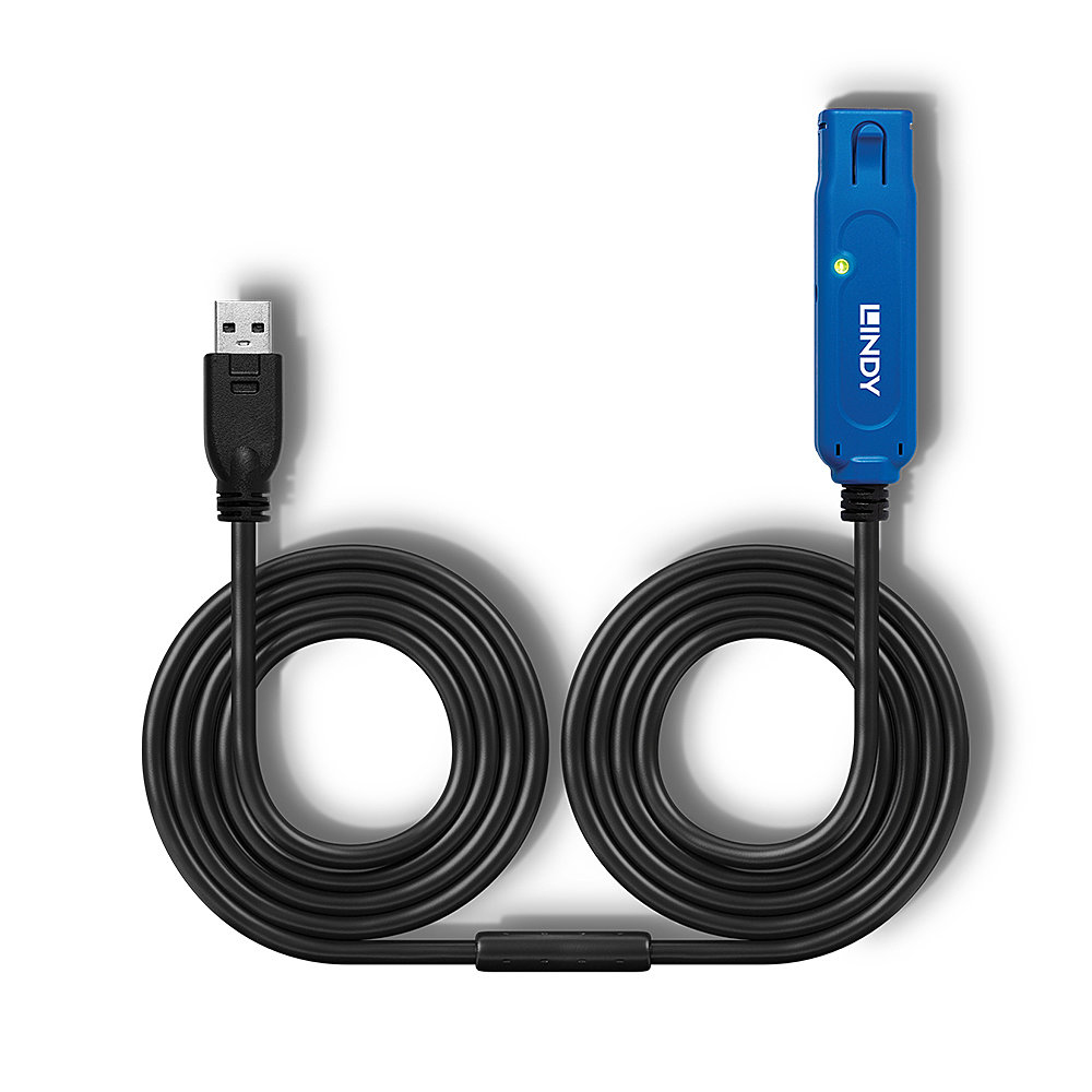 Câble USB avec connecteurs USB-A mâles et femelles, avec un adaptateur bleu au milieu. Fond blanc.