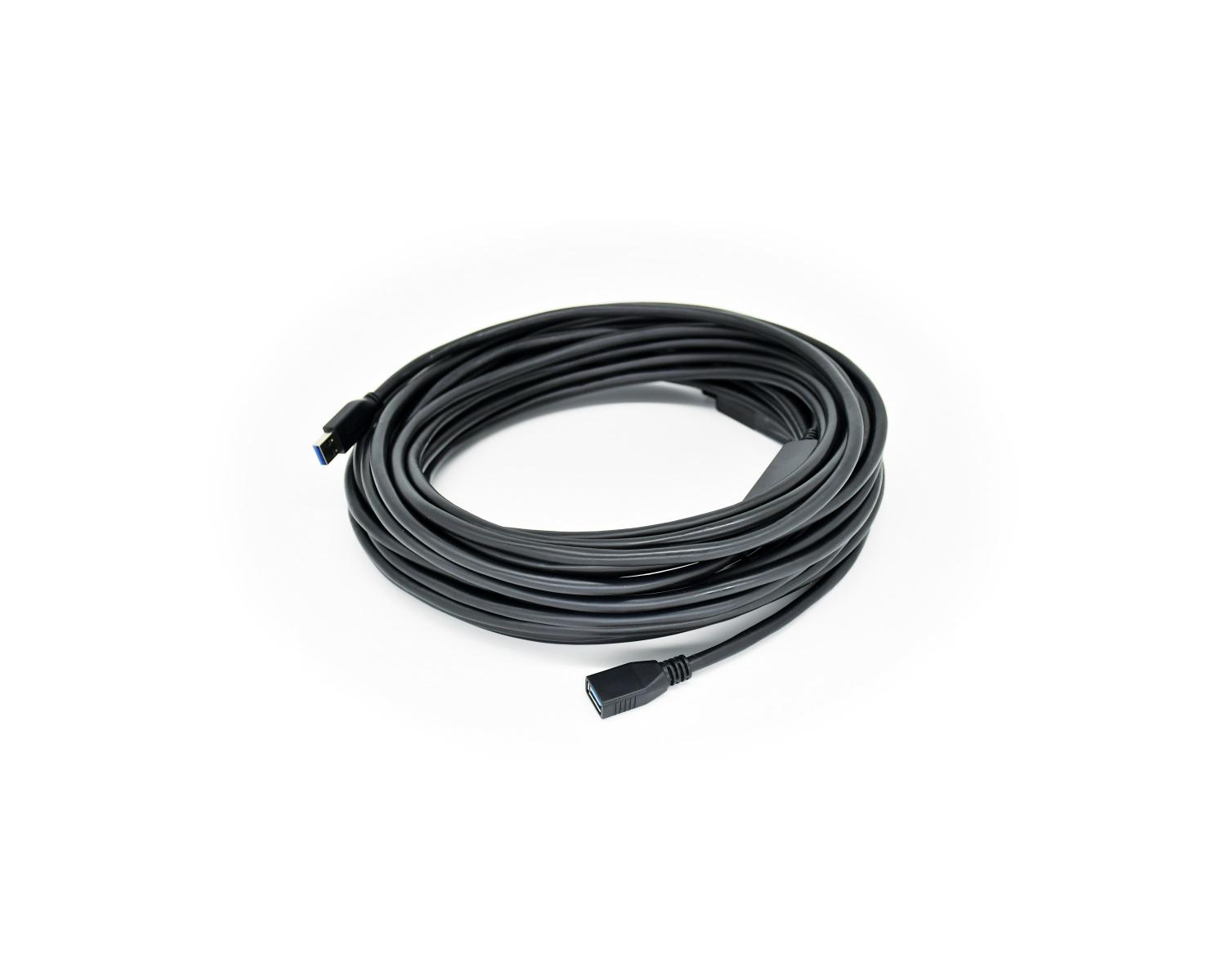 Cavo nero arrotolato. Connettori USB. Sfondo bianco. Vista dall'alto. Orizzontale.