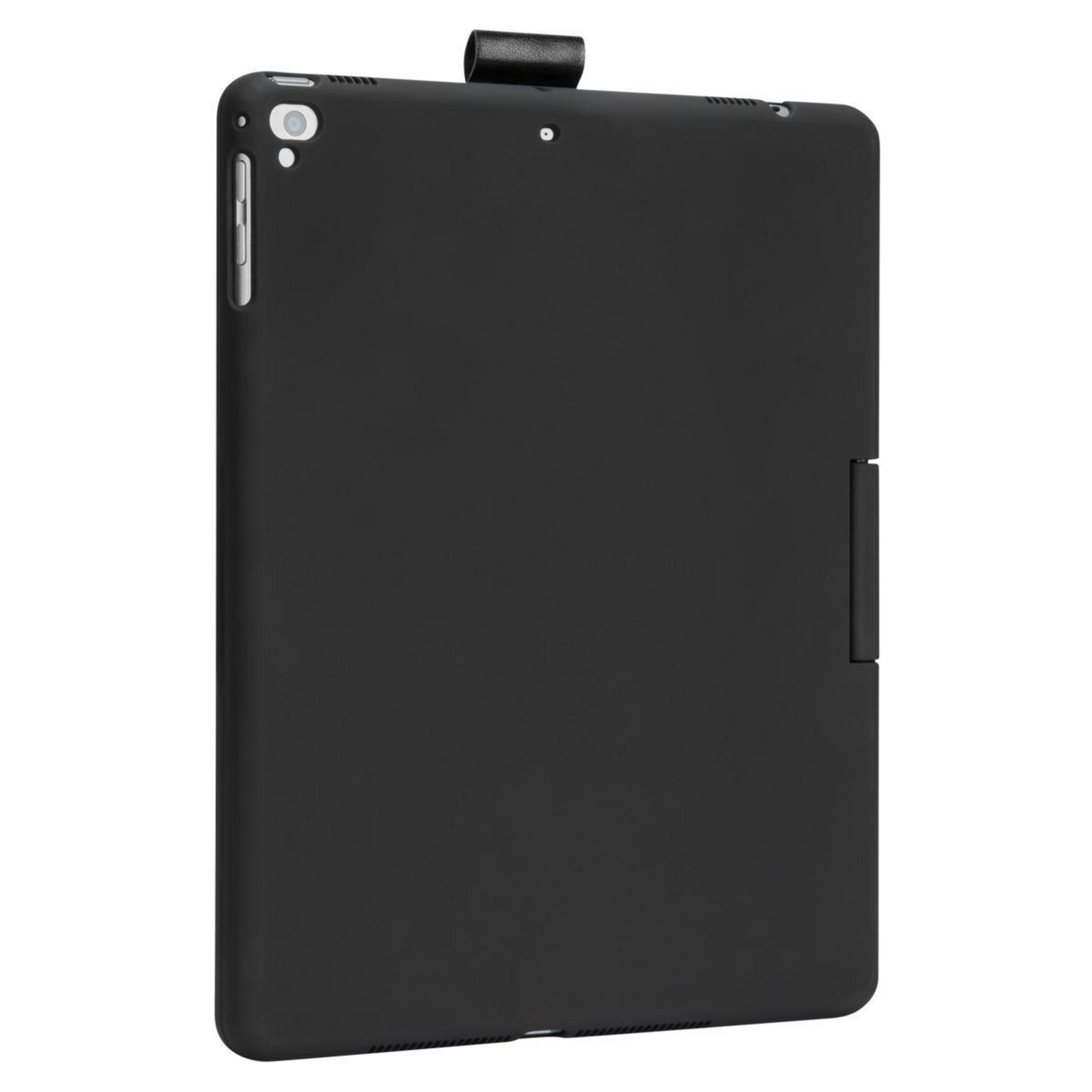 Custodia nera per tablet con cinturino. La custodia è chiusa.