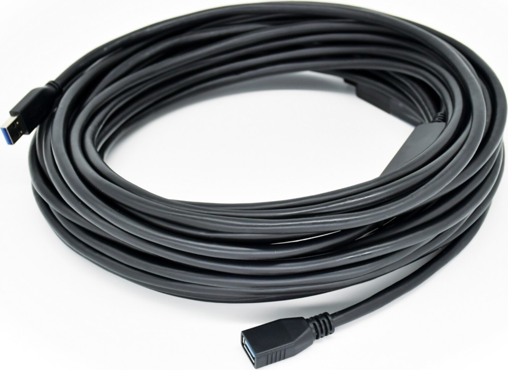 Lungo cavo di prolunga USB nero arrotolato su una superficie bianca, con porta USB maschio e femmina.
