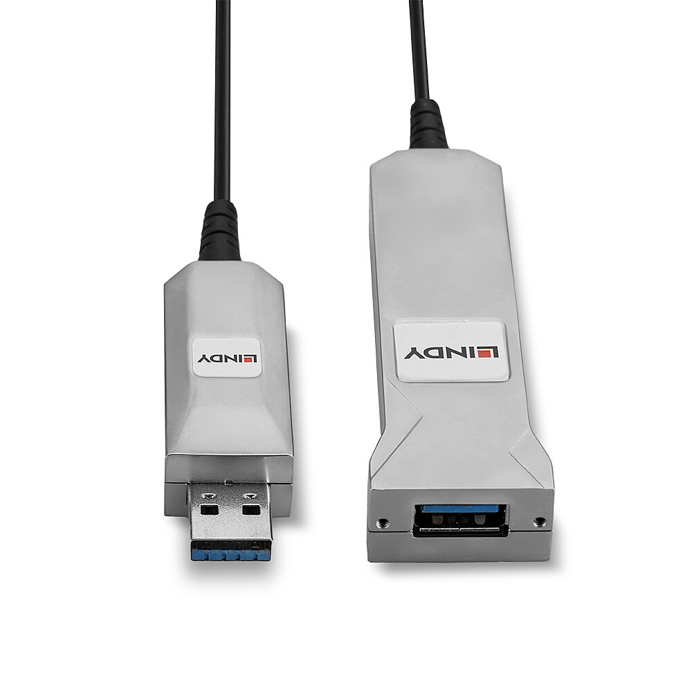 Cable USB Lindy plateado con conectores. Cable USB-A a USB-A. Fondo blanco.
