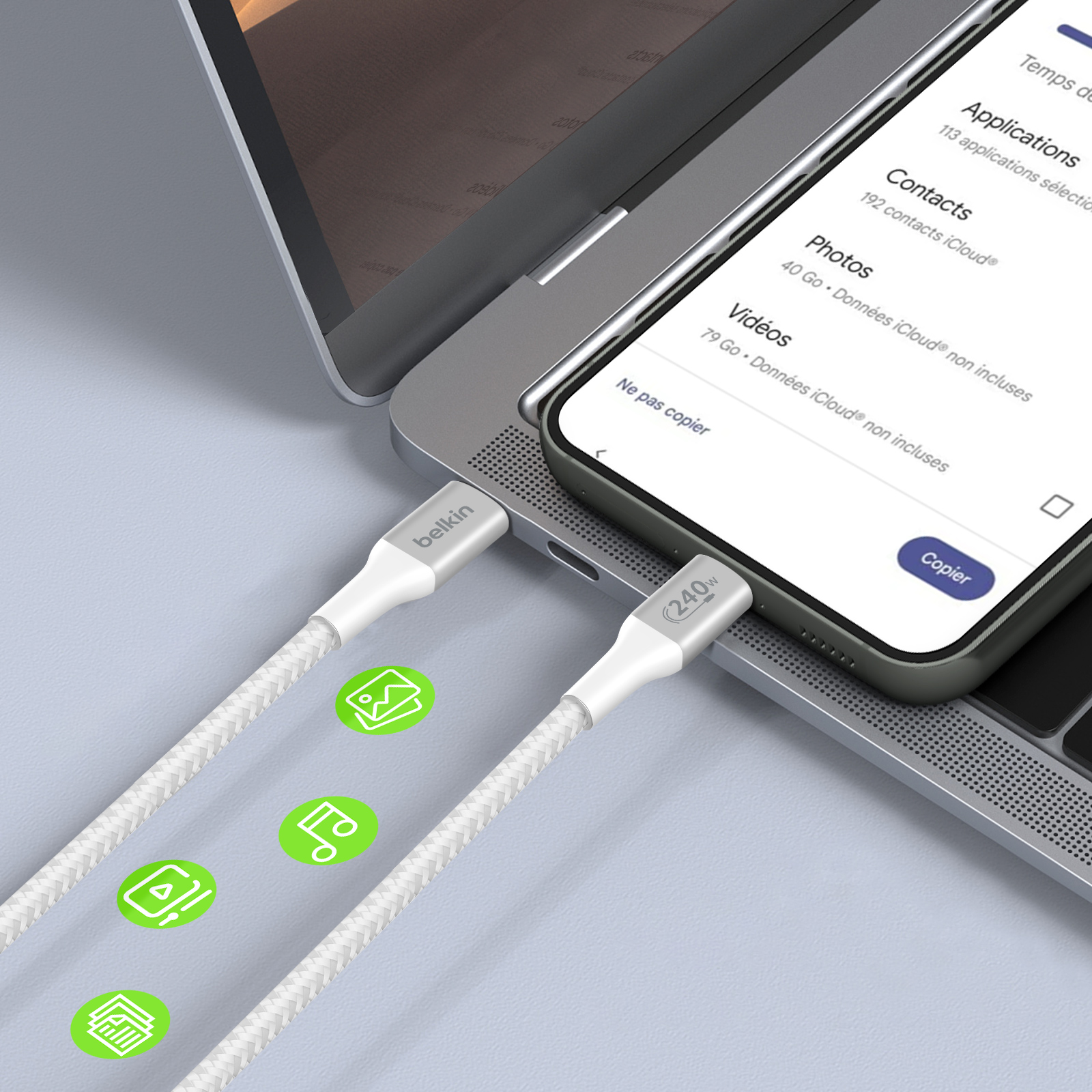 Un laptop con un telefono collegato a un cavo Belkin bianco, con icone sullo schermo.