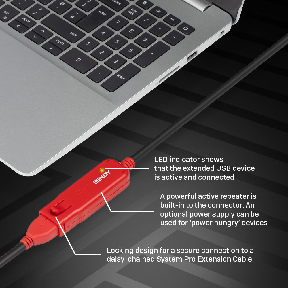 Cavo di prolunga USB LINDY collegato a un laptop. Connettore rosso con testo e luci visibili.