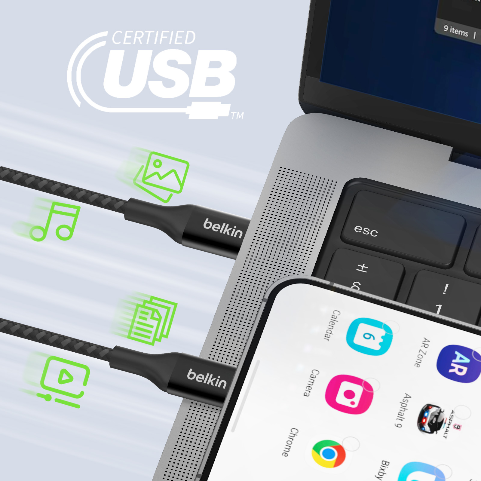 Zwarte Belkin USB-kabel aangesloten op een laptop en een telefoon. App-pictogrammen worden getoond.