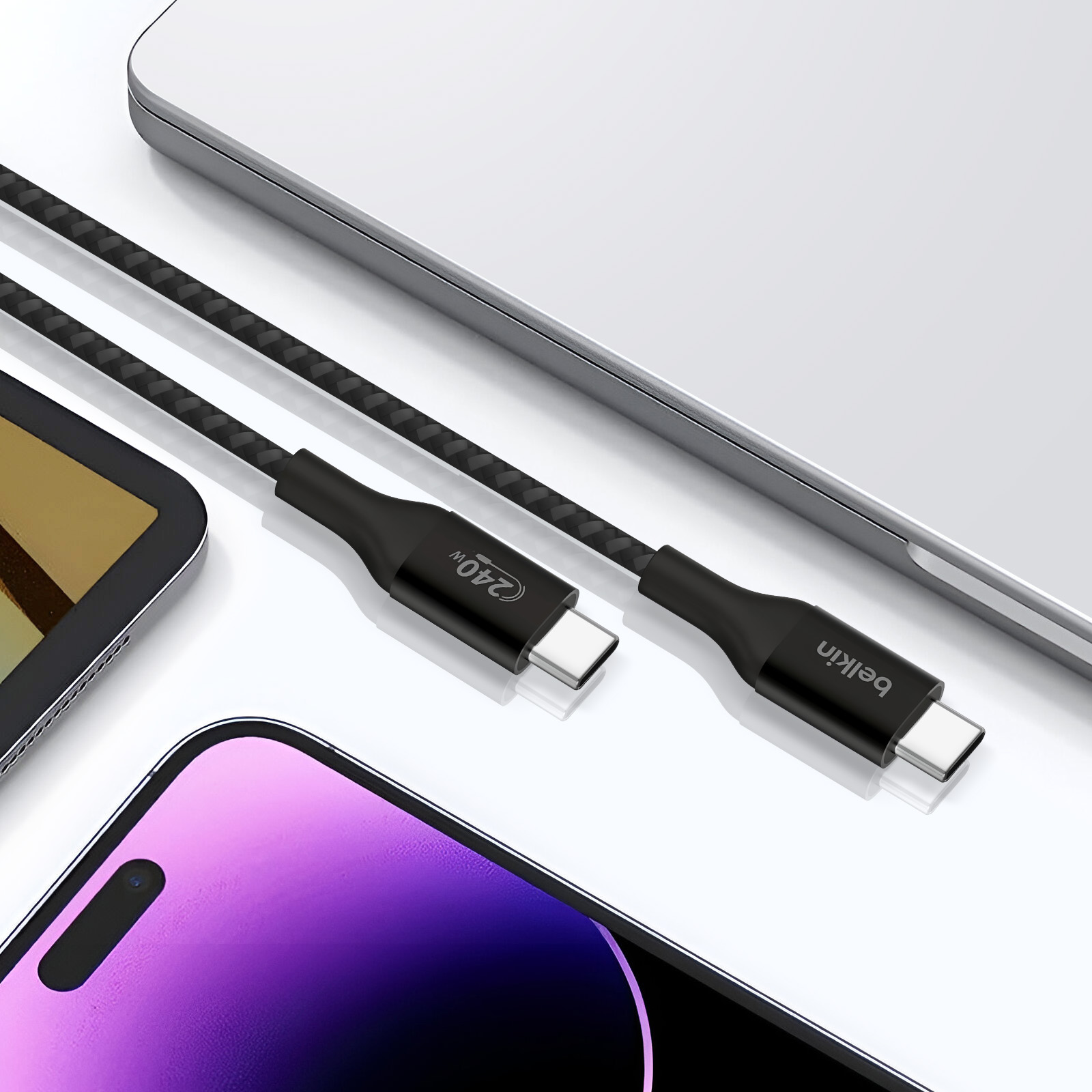 Twee zwarte USB-C-kabels aangesloten op een laptop en een telefoon. Belkin-logo is zichtbaar.