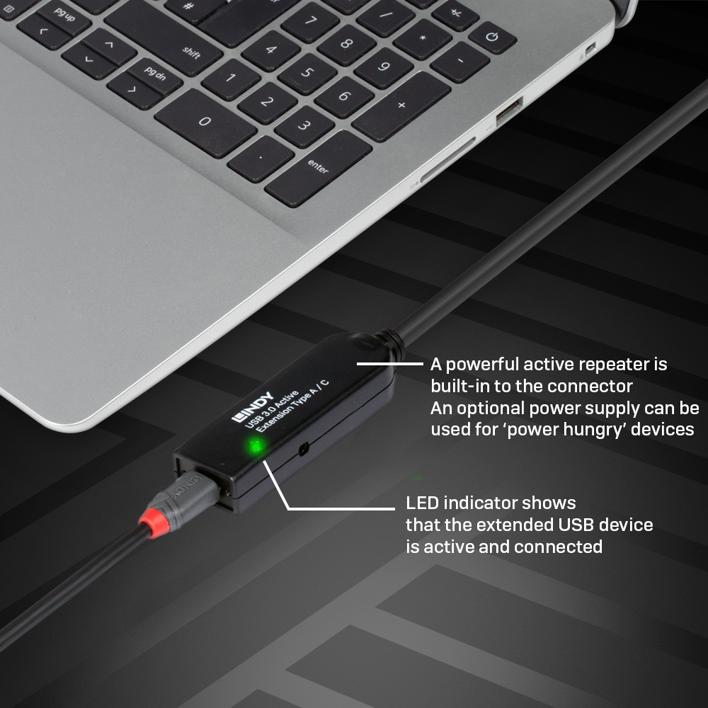 Laptop con un'estensione USB collegata. L'estensione è collegata e ha una luce verde.