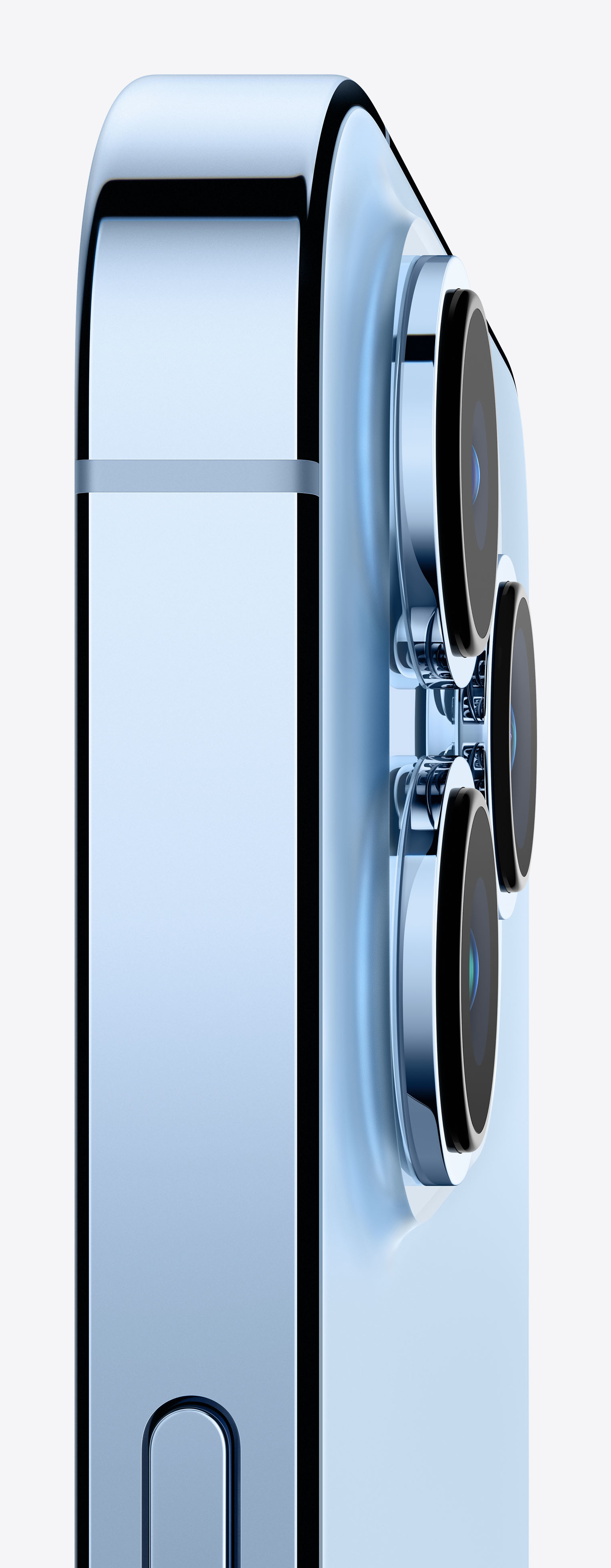 Niebieski iPhone z boku. Trzy aparaty z tyłu. Jasnoniebieski kolor. Białe tło.