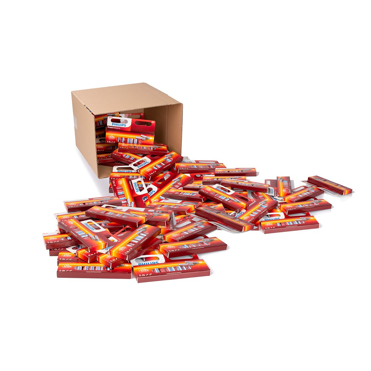 Kartonowe pudełko przewrócone, wysypujące czerwone i żółte pudełka z bateriami na białej powierzchni.