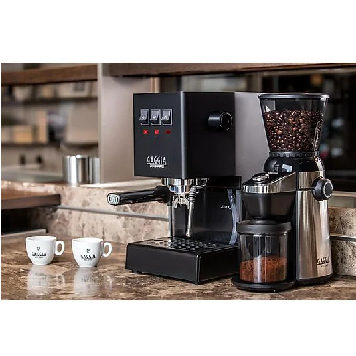 Ekspres do kawy i młynek do kawy. Dwie małe filiżanki z przodu. Ziarna w młynku i widoczne fusy.