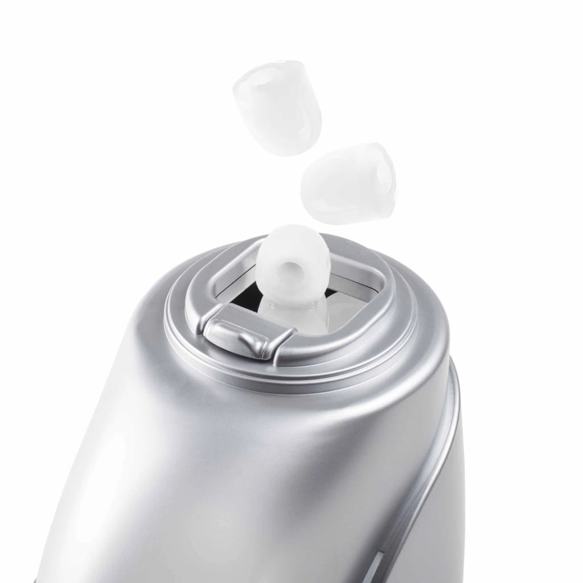 Ein offenes silbernes Objekt mit fallenden Eiswürfeln. Der Hintergrund ist weiß.