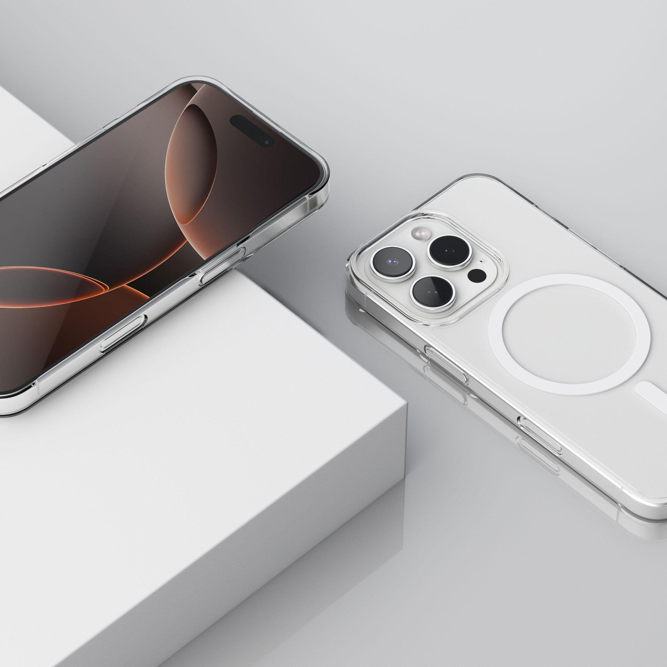 Deux coques de téléphone transparentes avec un téléphone à l'intérieur. L'une est sur une surface blanche, l'autre est inclinée.