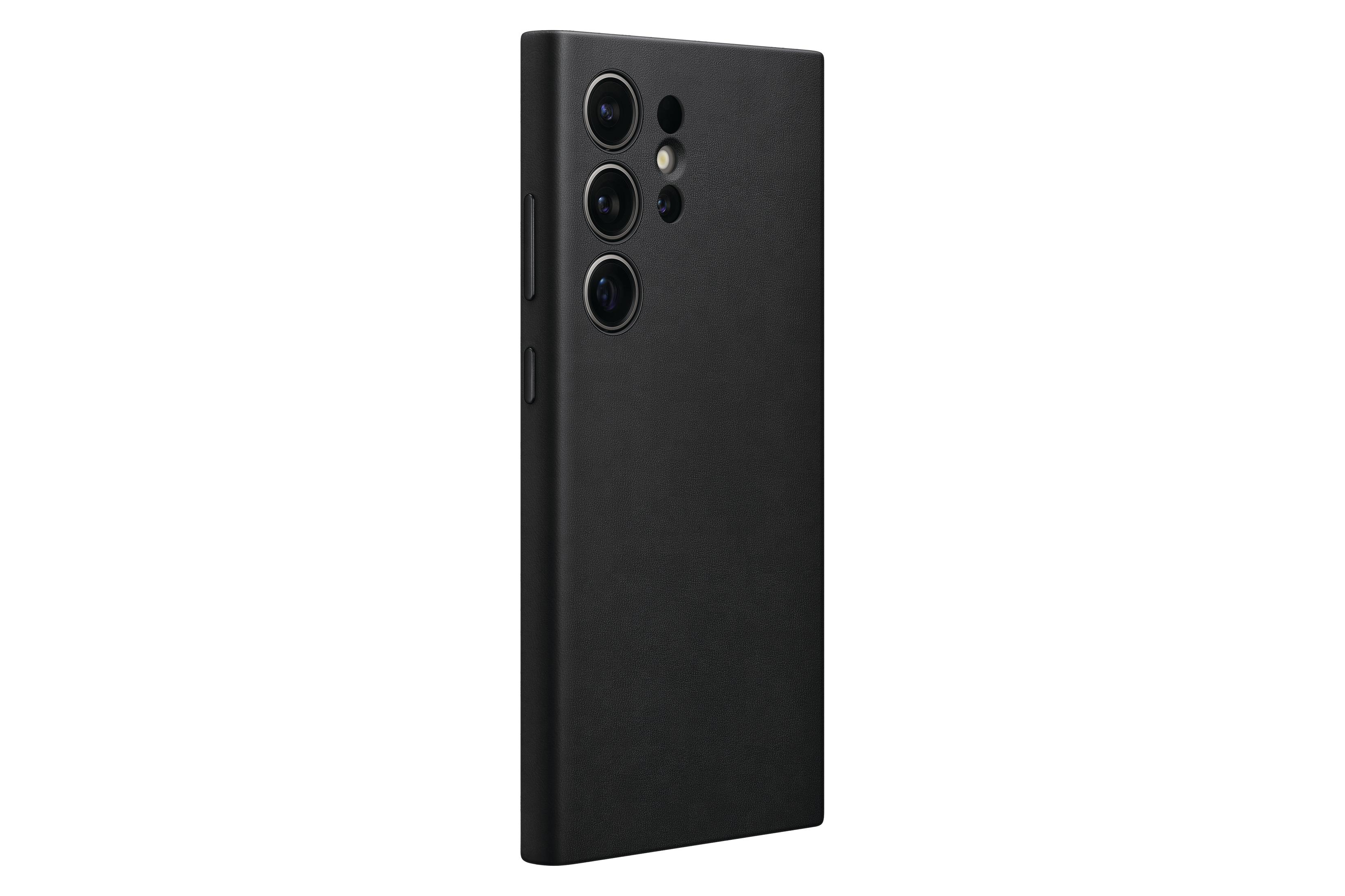 Een zwarte telefoonhoes met een drievoudige camera-opstelling op een witte achtergrond.