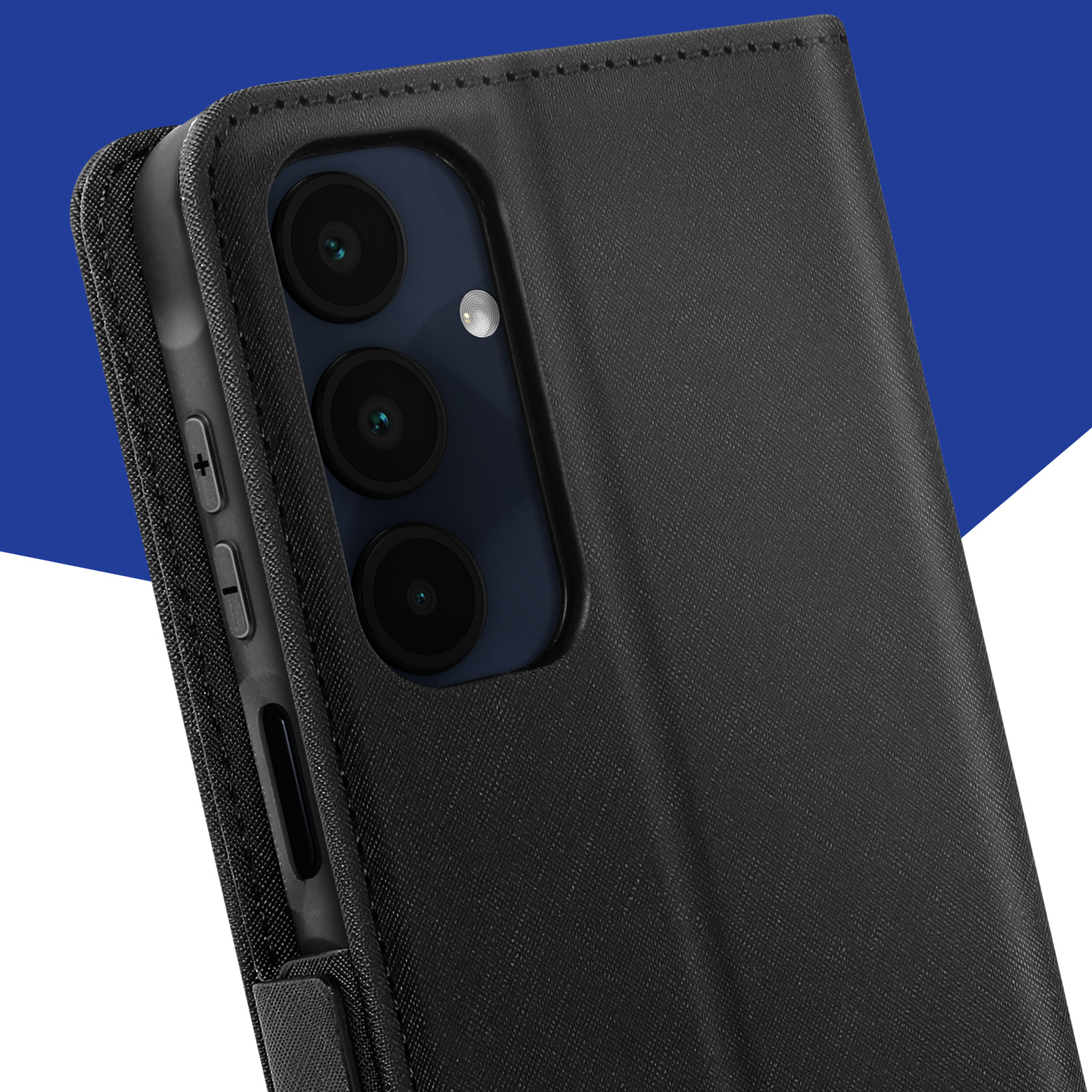 Schwarze Handyhülle mit Telefon darin. Das Telefon hat drei Kameras und eine schwarze Lederhülle.
