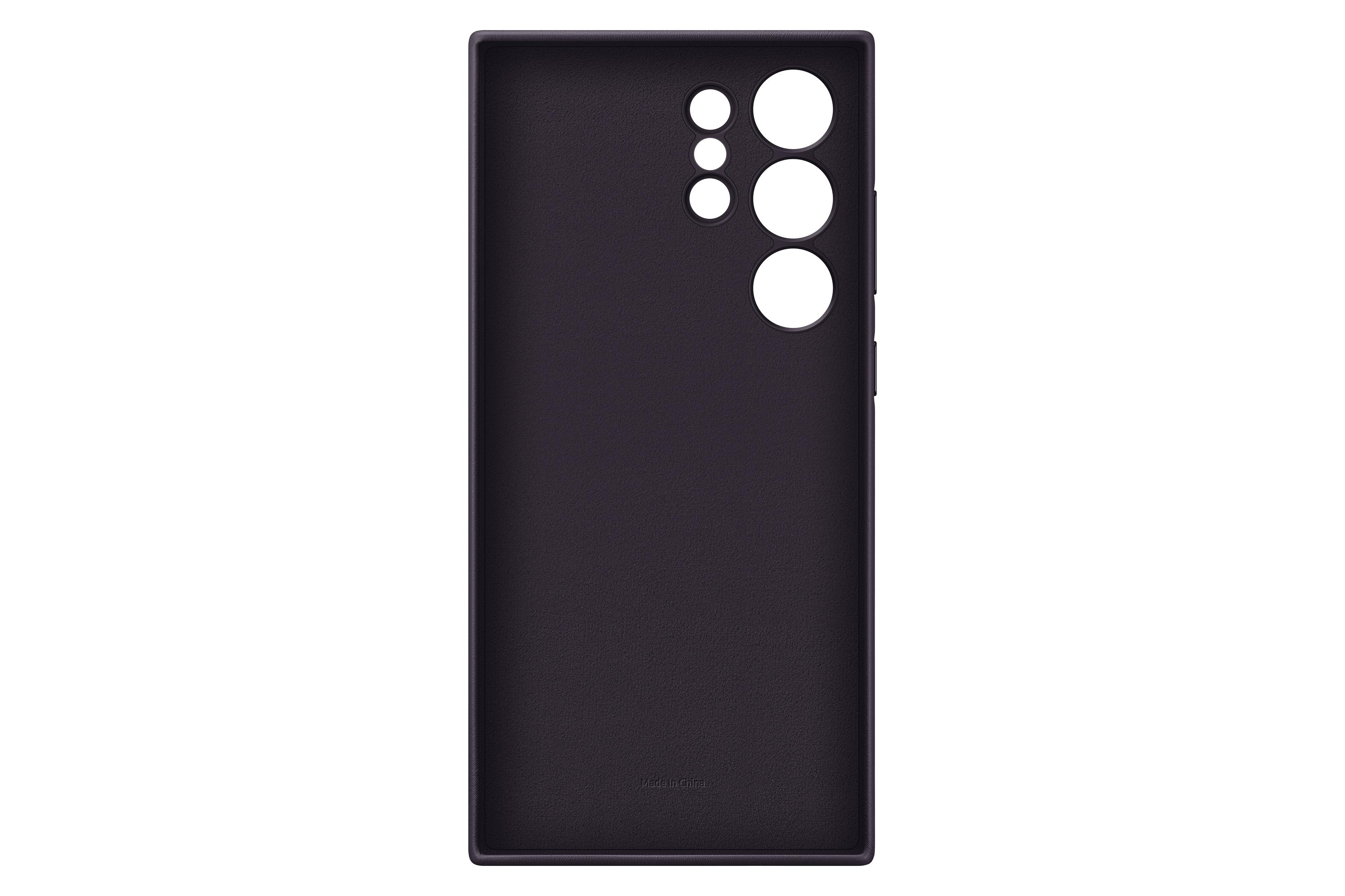 Interior de funda morada con orificios para cámaras y botones.