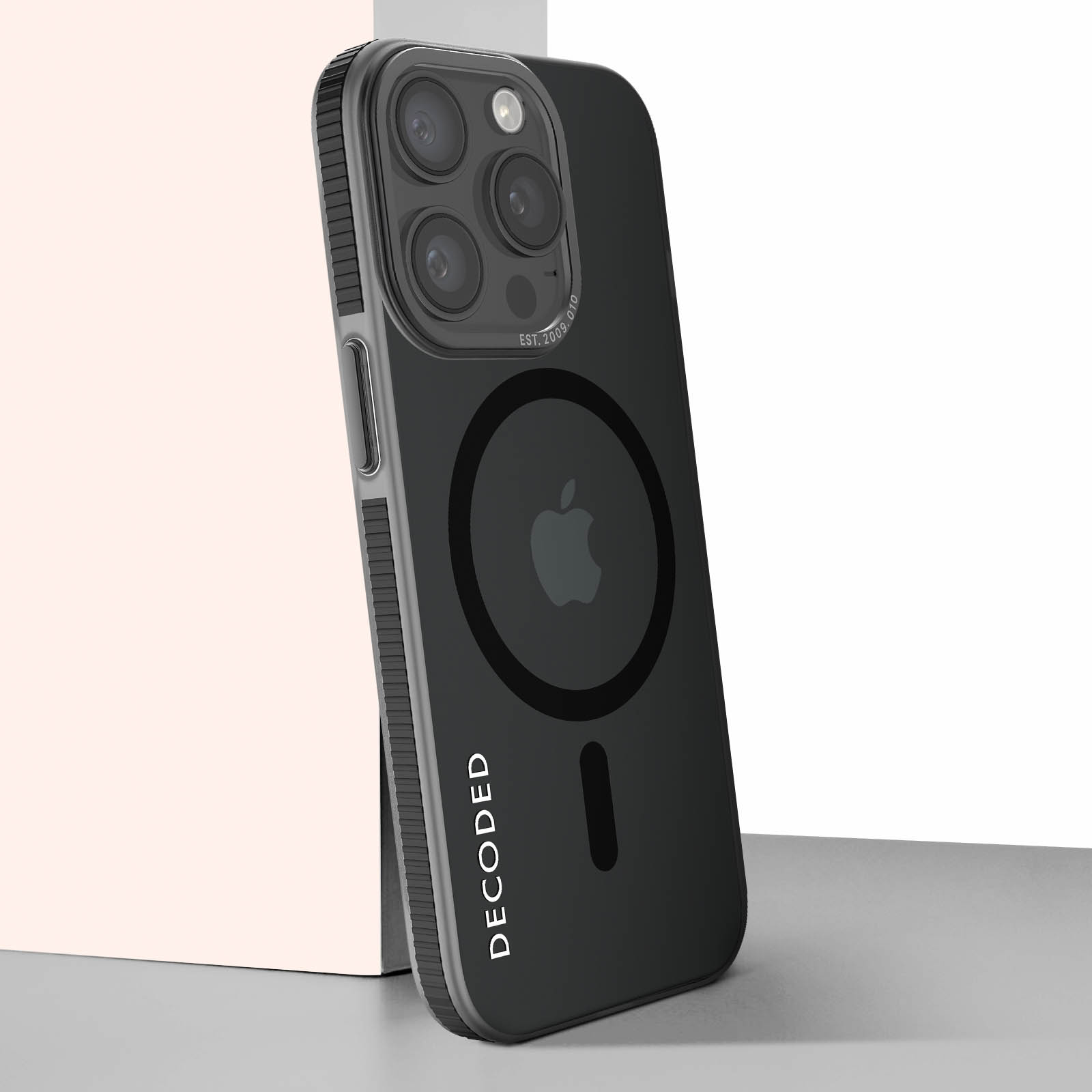 Custodia per telefono nera con anello magnetico e logo Apple. La custodia è su una superficie bianca.