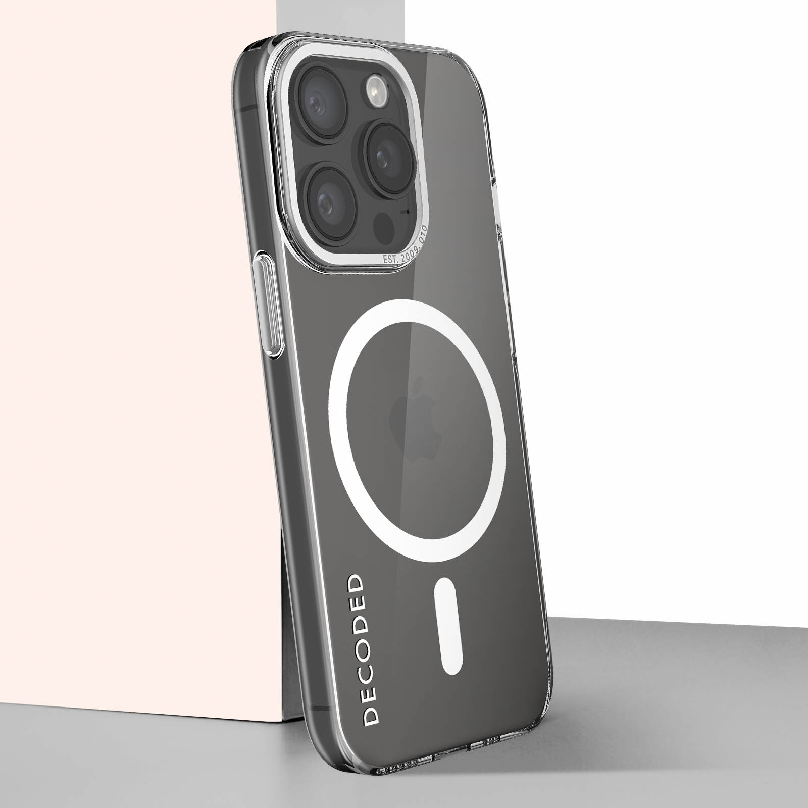 Przezroczyste etui na telefon z czarnym pierścieniem na ładowarkę, na białym tle.