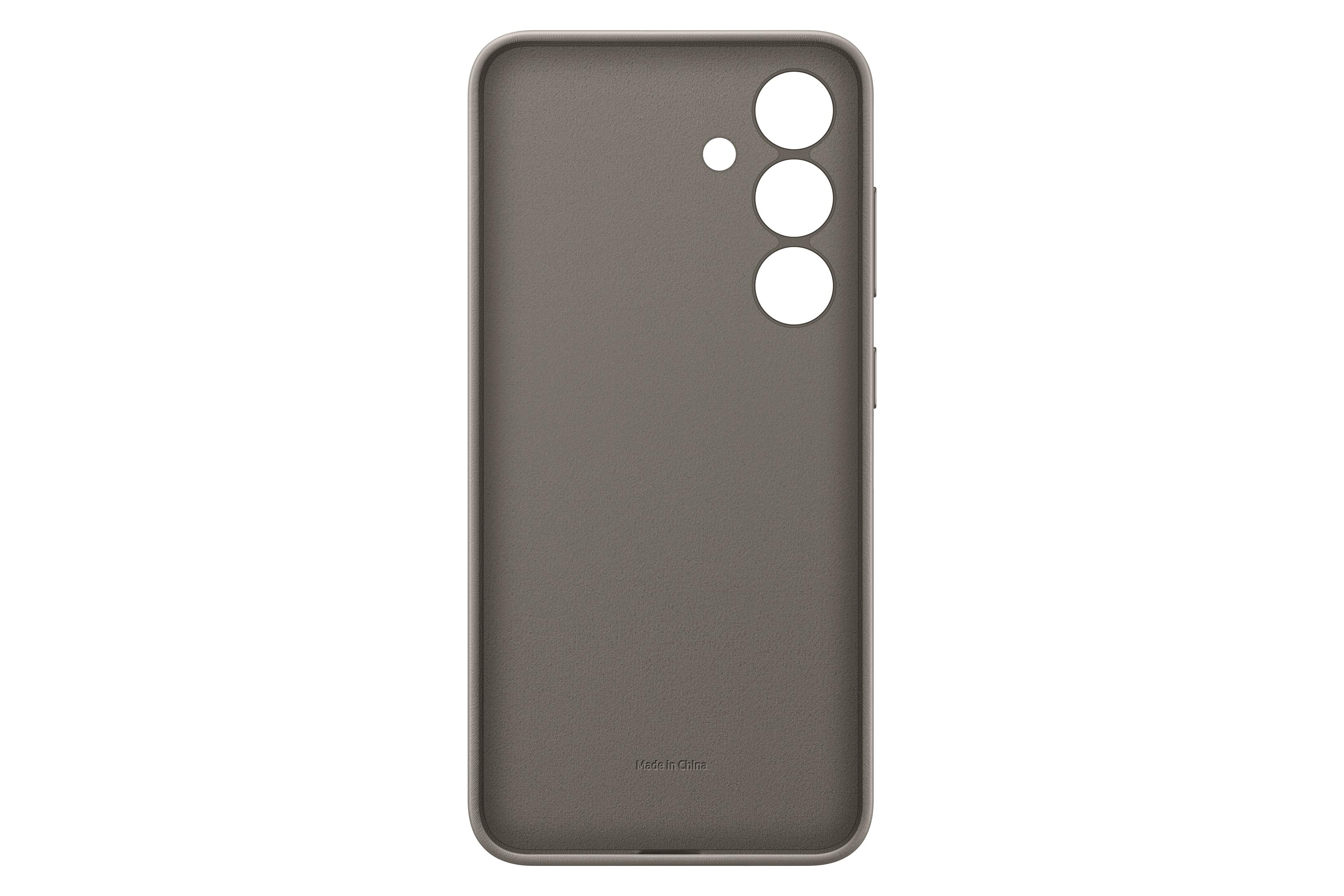 Grijze telefoonhoes, effen achterkant met camera-uitsparingen. Made in China zichtbaar.