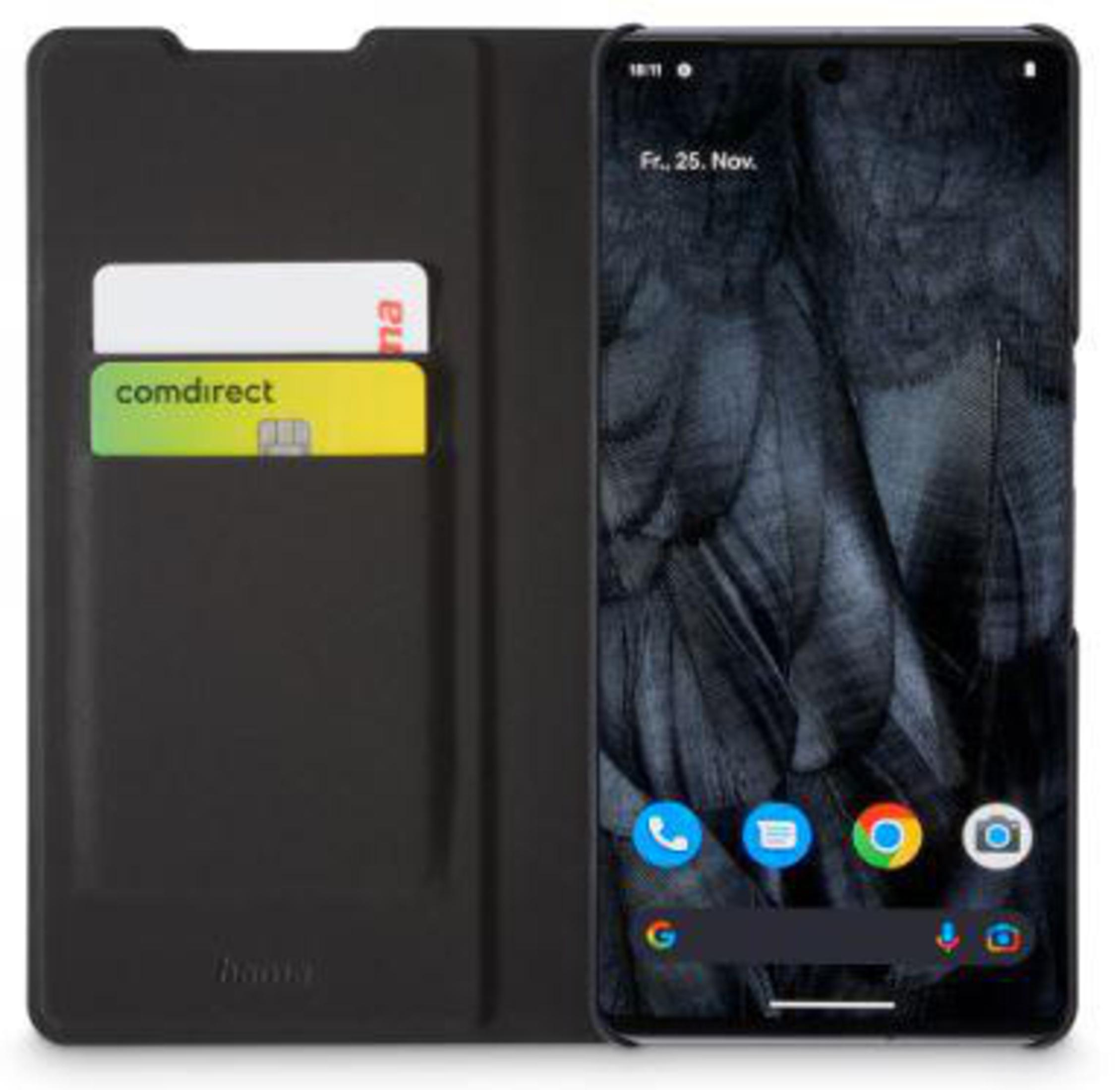 Telefono in custodia nera, stile portafoglio. Carte di credito visibili, schermo mostra app.