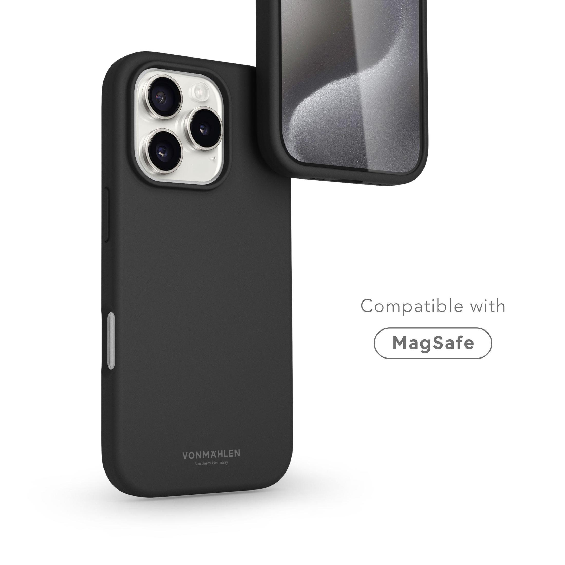 Schwarze Handyhülle mit Kameraausschnitt und MagSafe-Kompatibilitätstext auf weißem Hintergrund.