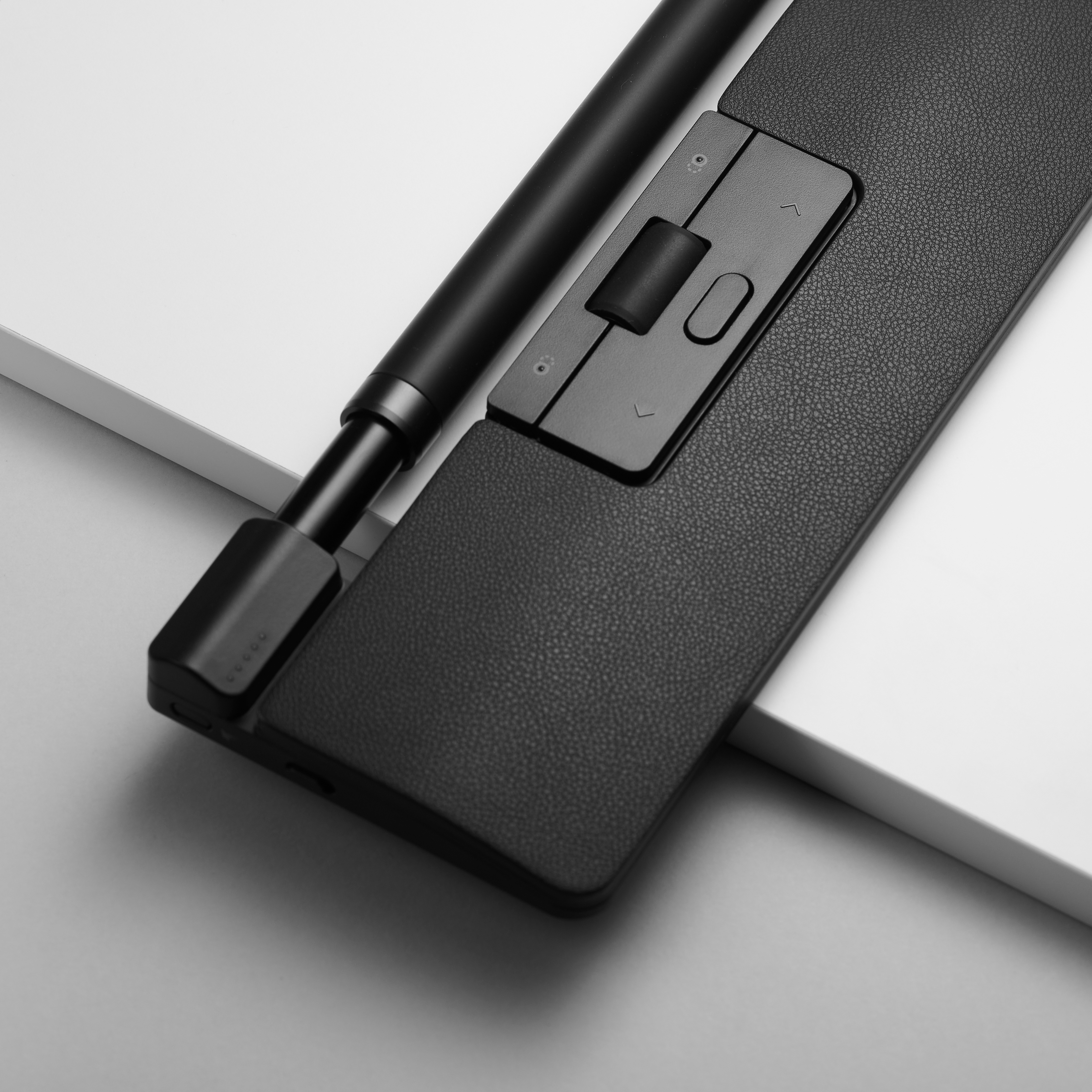 Czarne akcesorium biurkowe z pojemnikiem na długopisy. Widok z góry.