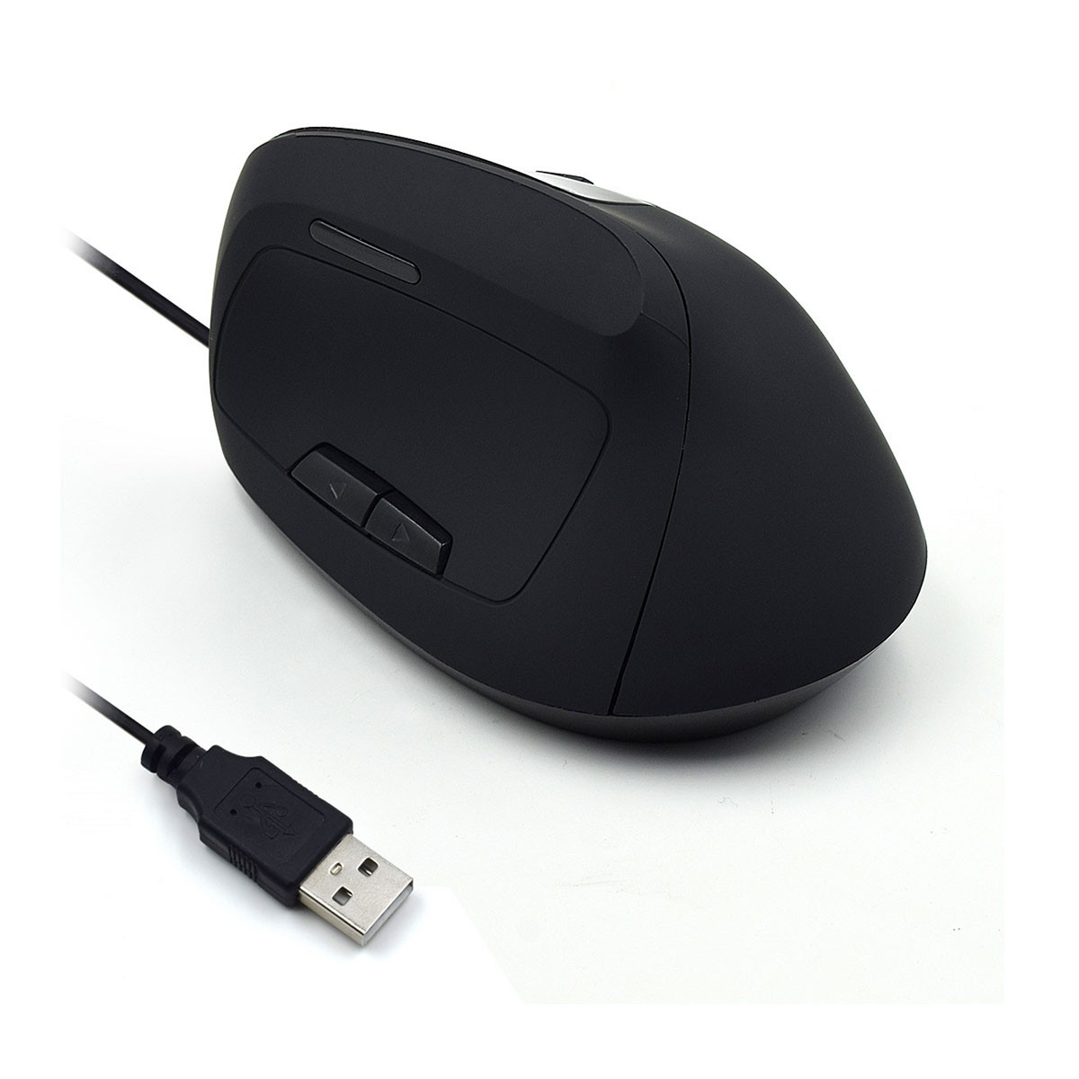 Zwarte muis met knoppen en een USB-kabel. Witte achtergrond.