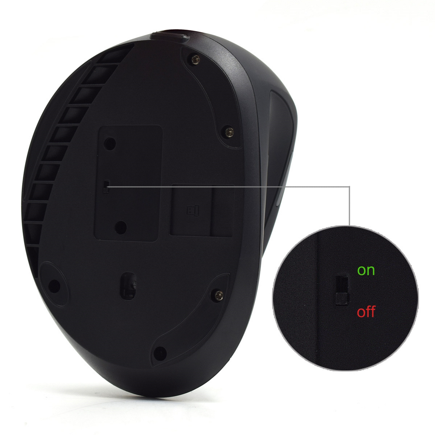 Schwarze Mausunterseite mit Ein/Aus-Schalter und Batteriefach, auf weißer Oberfläche.
