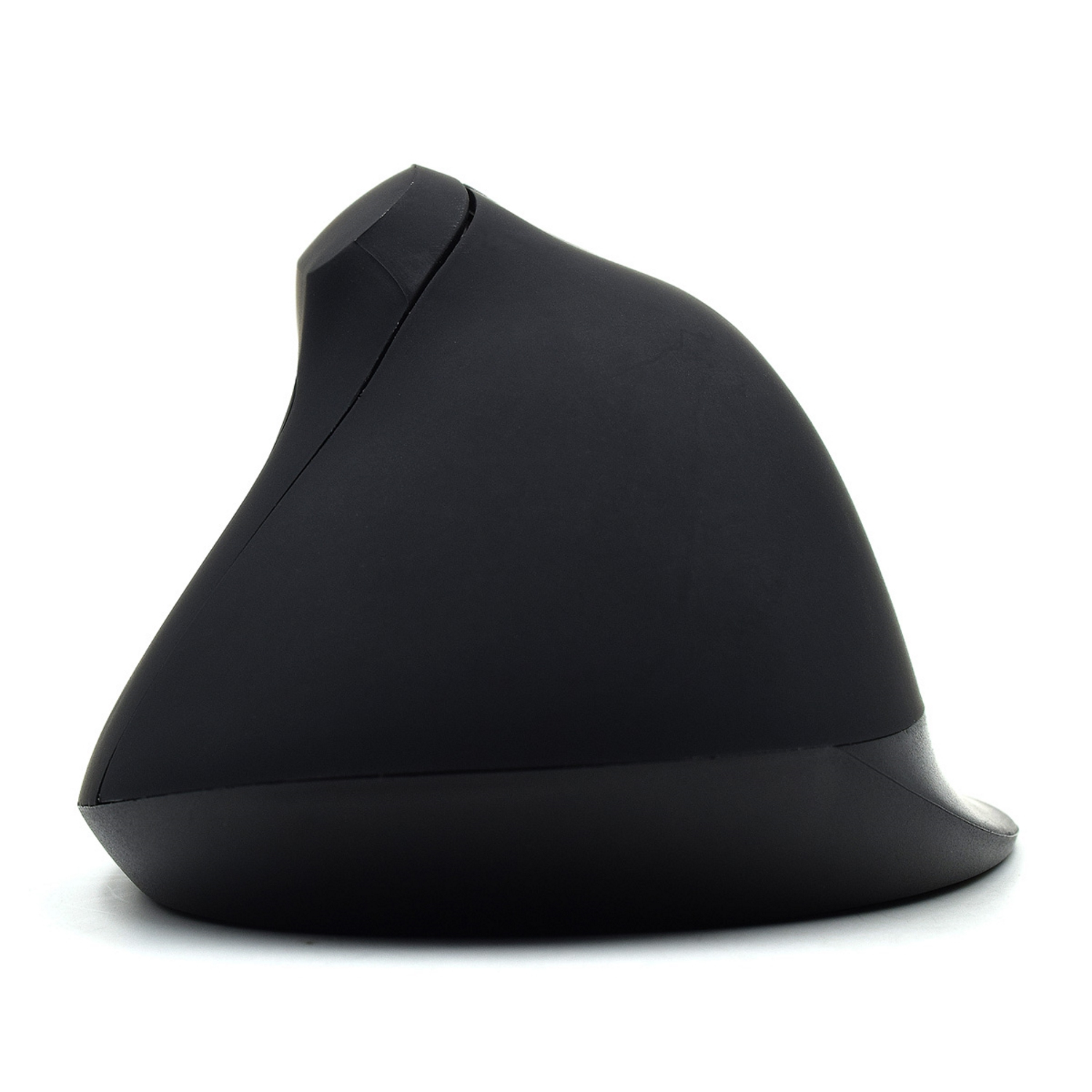 Schwarze ergonomische Maus. Vertikales Design für Handkomfort. Hohes Profil. Weißer Hintergrund.