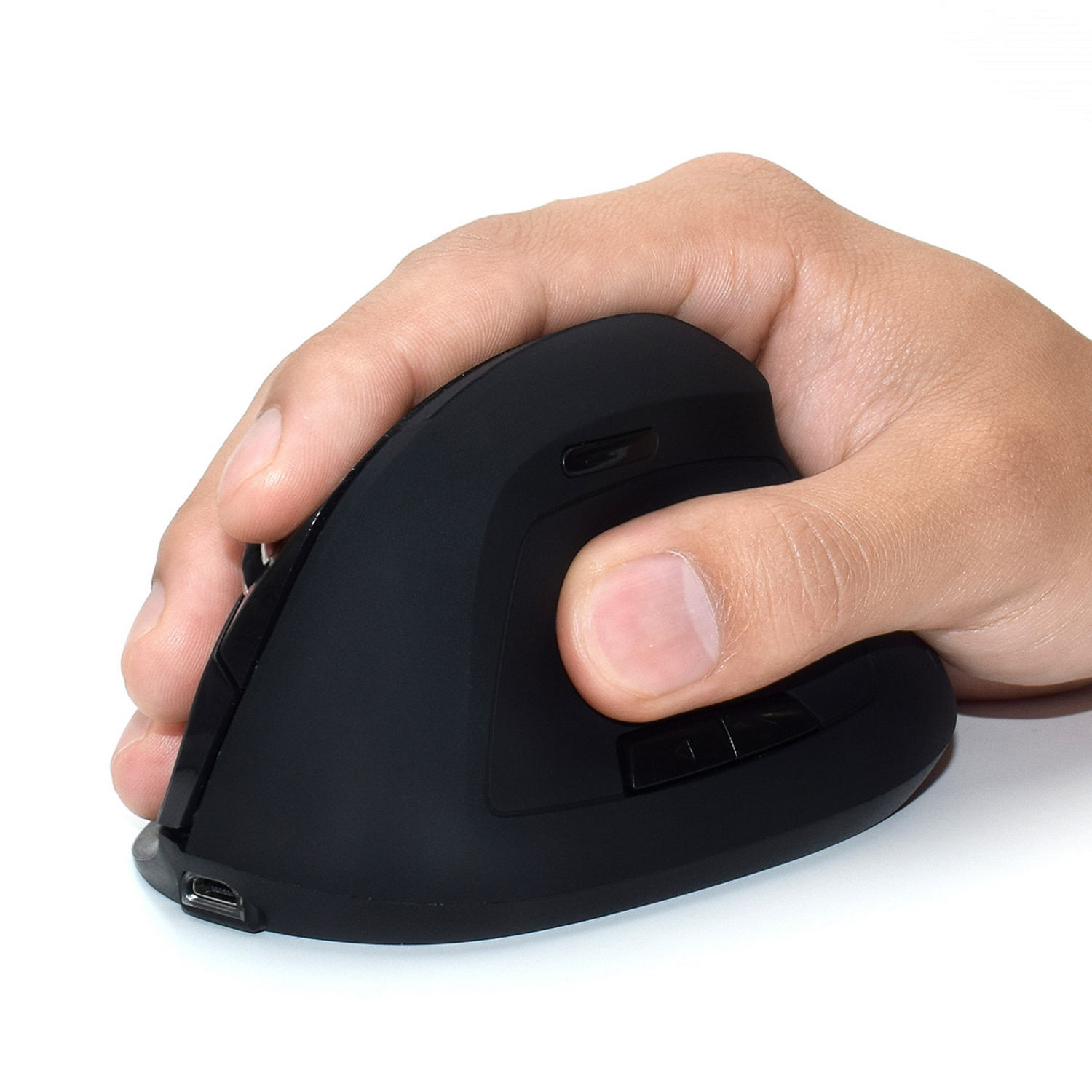 Hand hält eine schwarze ergonomische Maus. Die Maus ist vertikal ausgerichtet.