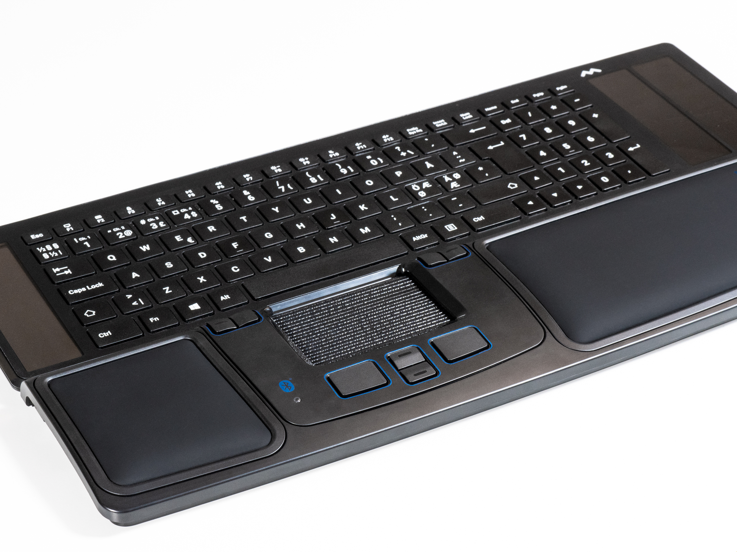 Tastiera nera con touchpad e poggiapolsi. Sfondo bianco.