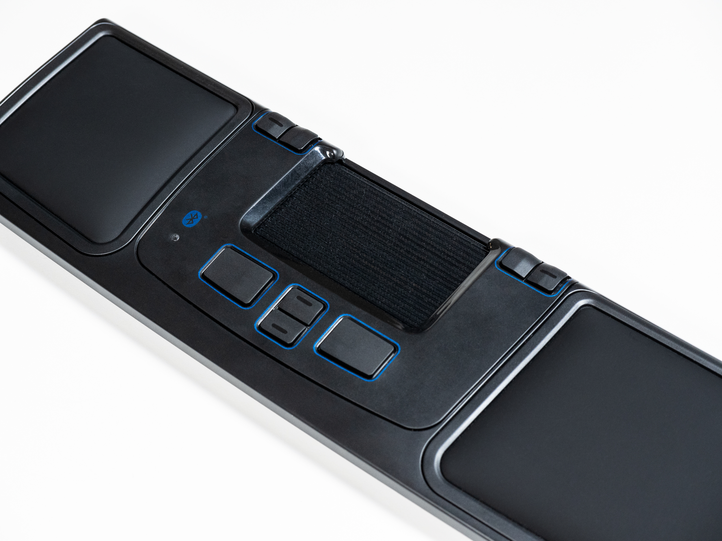 Tastiera ergonomica nera con touchpad e pulsanti.
