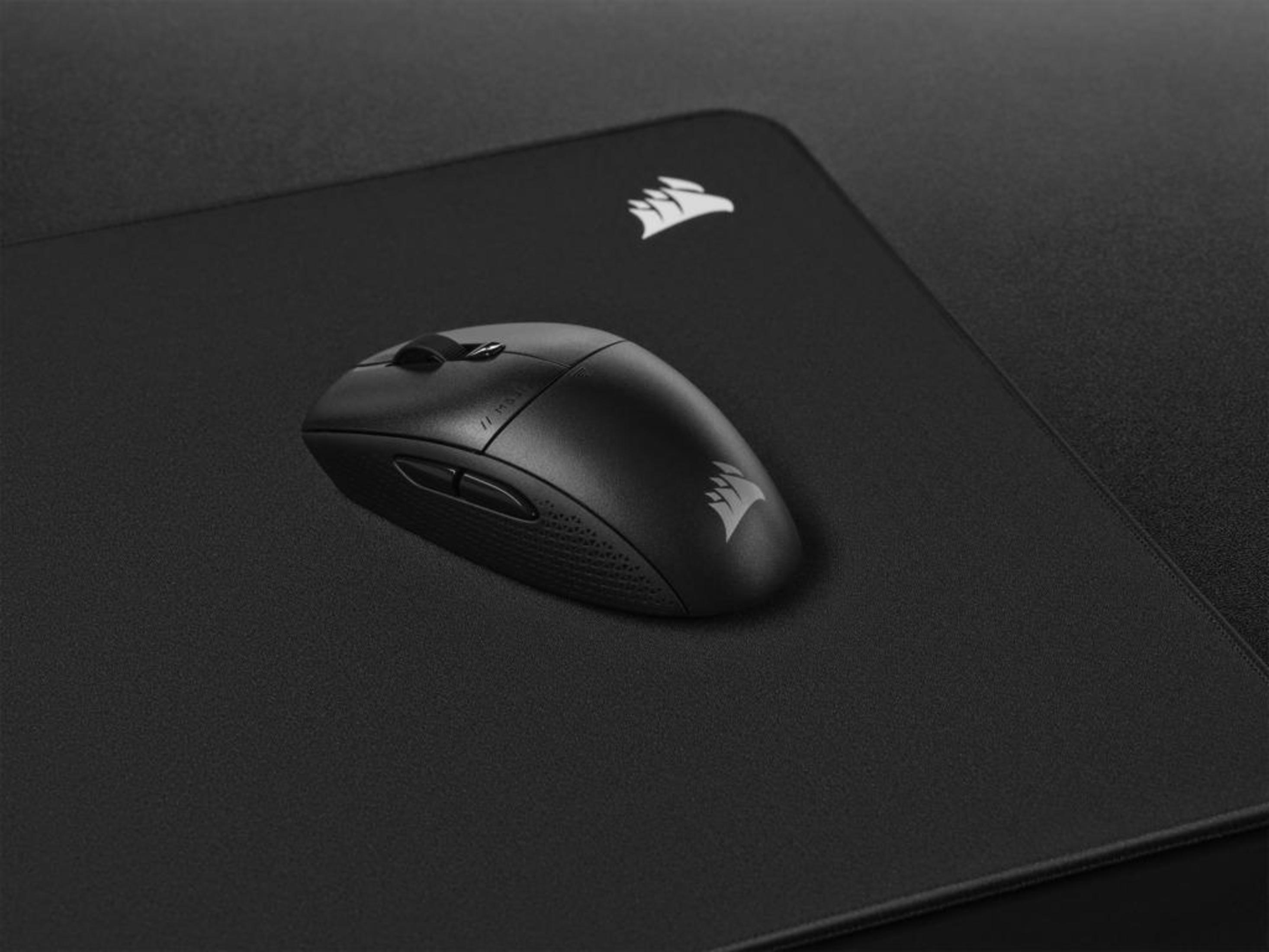 Czarna mysz na czarnej podkładce, z białym logo.