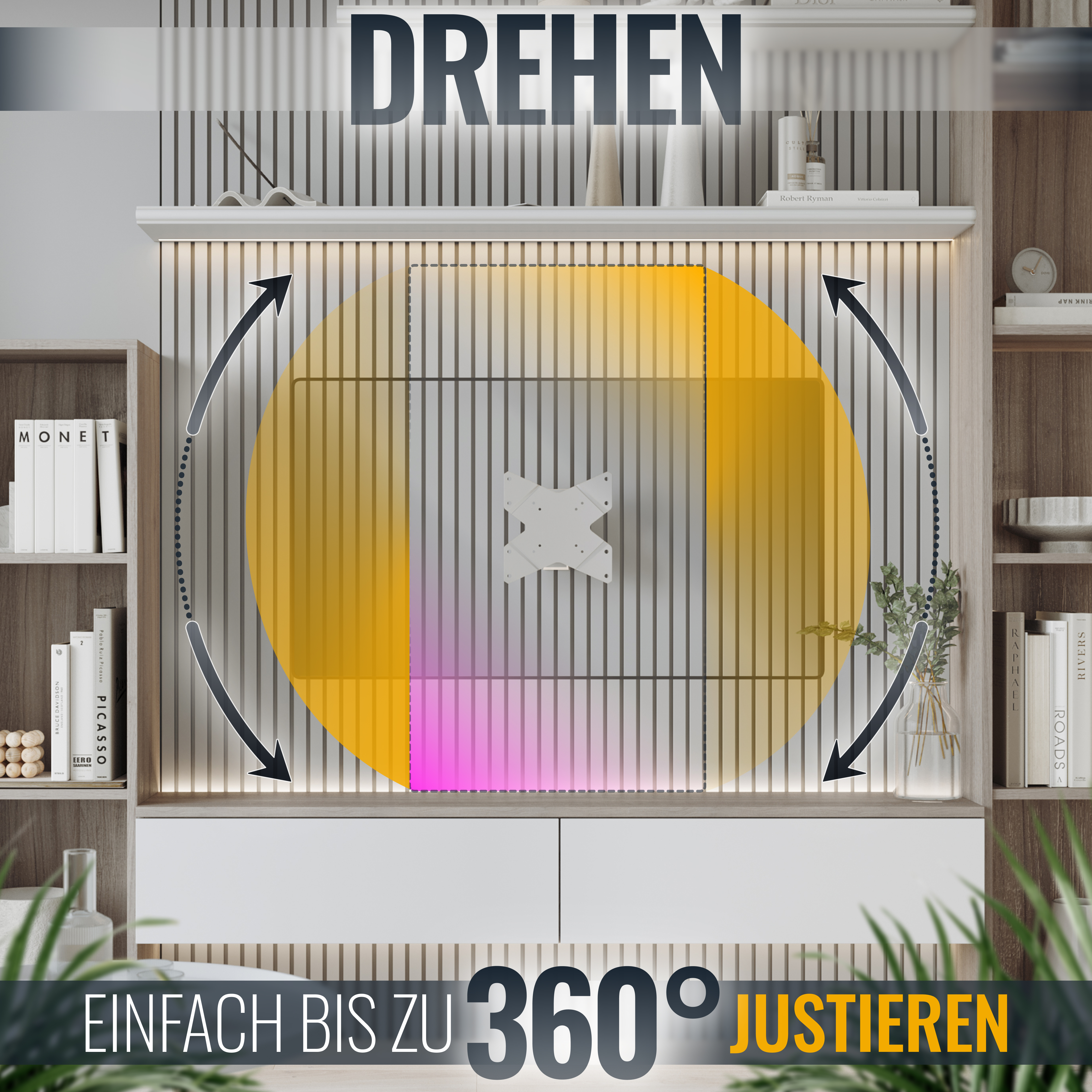 Eine TV-Halterung mit Drehfunktion und ein Wandschrank mit Dekorationen wie Büchern und Pflanzen.