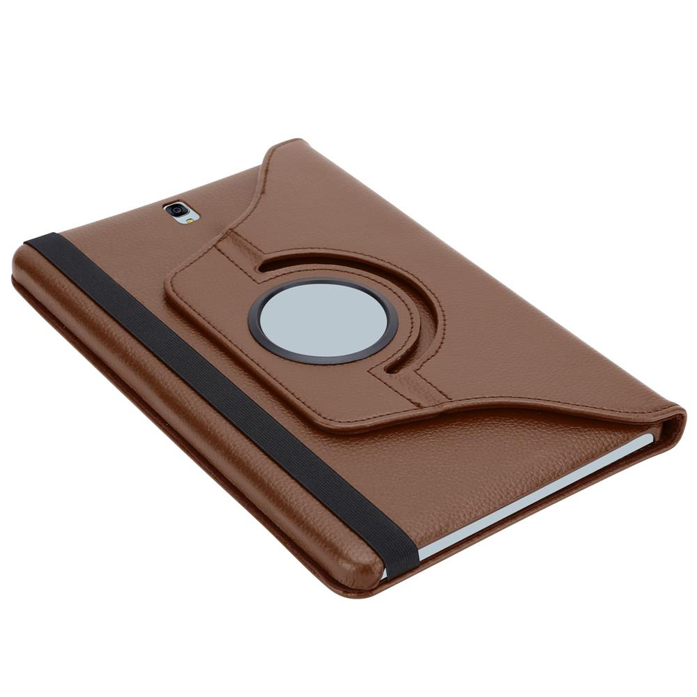 Funda de tableta marrón. La funda está abierta, mostrando una tableta en el interior, con una correa y un elemento giratorio.