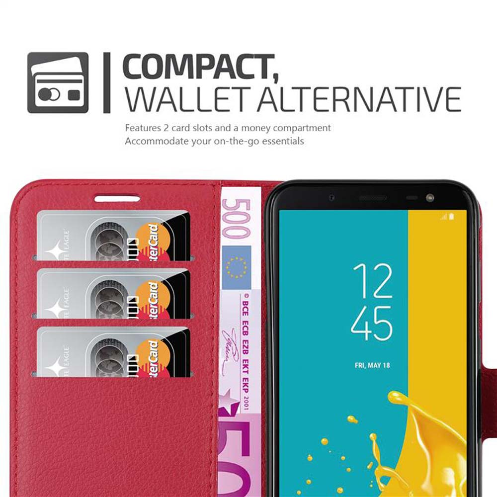 Custodia del telefono rossa, aperta, con carte e euro. Telefono con ora sullo schermo. Sfondo bianco.