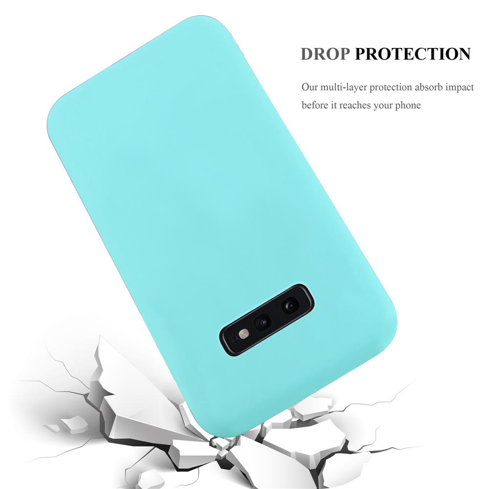 Custodia per telefono azzurra. Un telefono sta cadendo a terra. Sfondo bianco.