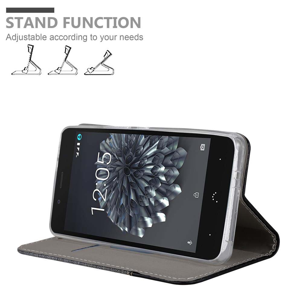 Smartphone in einer Hülle. Der Bildschirm zeigt die Uhrzeit 12:05. Es gibt drei Symbolen für die Standfunktion.