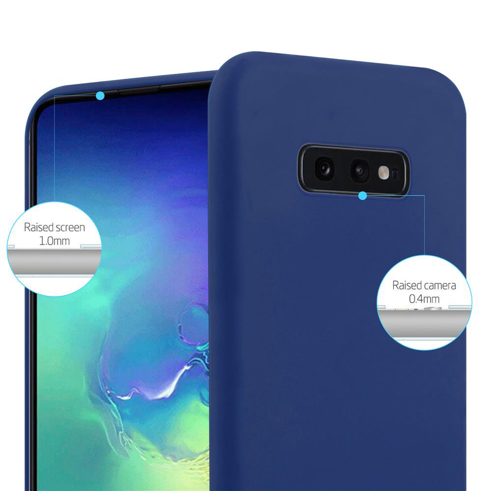 Custodia per telefono blu scuro con schermo e protezione della fotocamera rialzati. Primo piano.