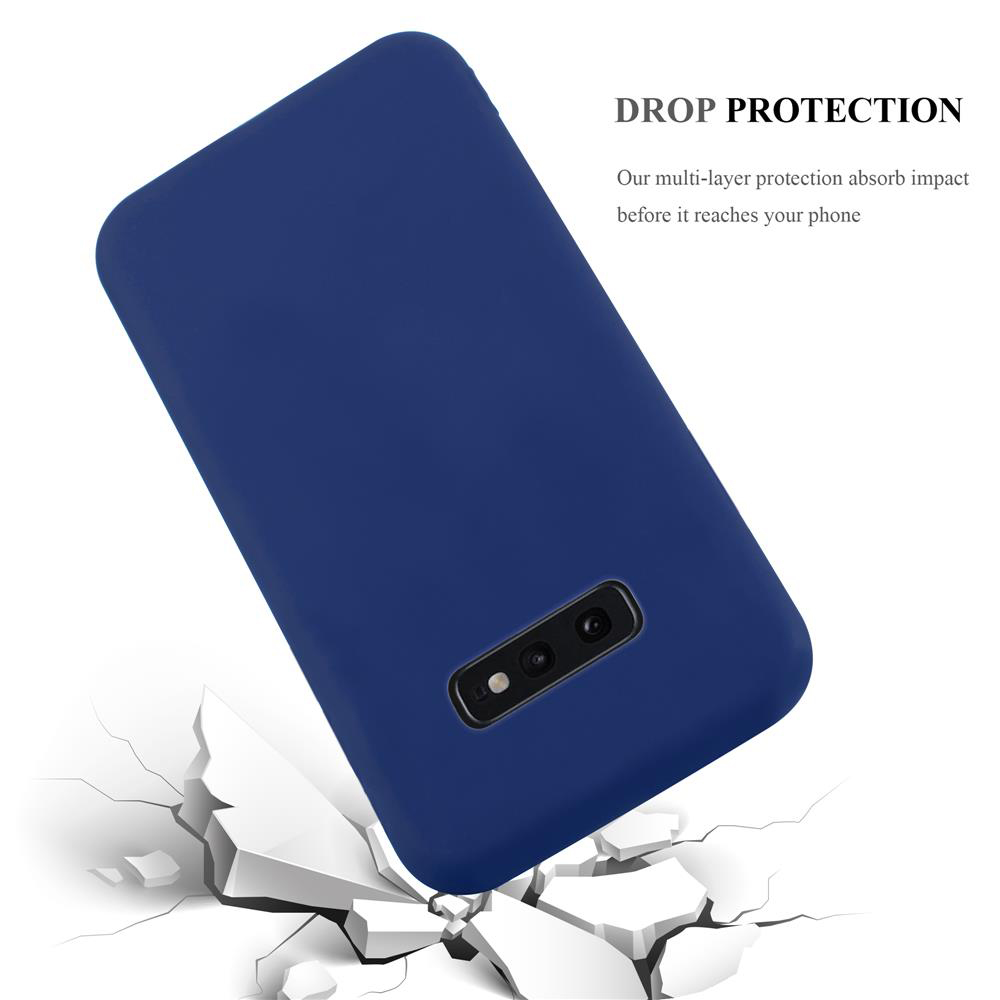 Una custodia blu per telefono con un telefono. La custodia è su una superficie incrinata.